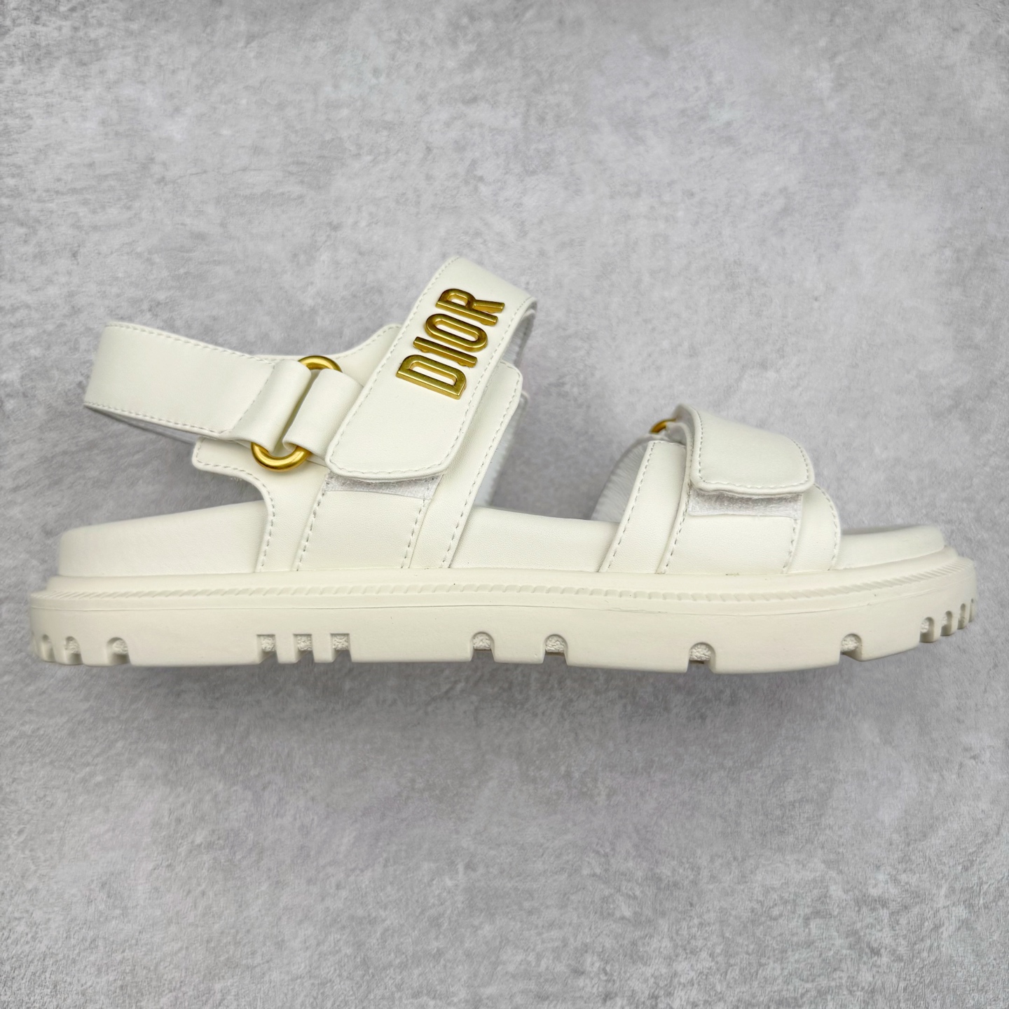 #M纯原 Dior 迪奥 Act 夏季羊皮凉鞋、拖鞋 鬼佬外贸冲正 高端零售专供品质 经典百搭. 适合夏季各种风格搭配 采用纯羊皮制作,轻盈舒适、透气.脚感丝滑。鞋面饰带采用魔术贴开合 搭配金色饰面金属标志装饰 可为各式造型增添现代风范 尺码:35 36 37 38 39 40 备注:此款凉鞋尺码偏小建议大一码-选品中心