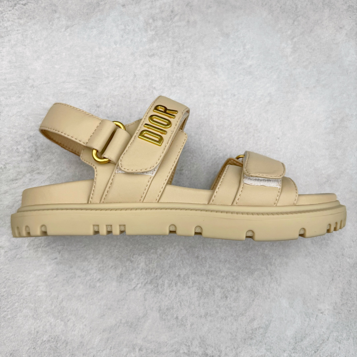 ＃M纯原 Dior 迪奥 Act 夏季羊皮凉鞋、拖鞋 鬼佬外贸冲正 高端零售专供品质 经典百搭. 适合夏季各种风格搭配 采用纯羊皮制作，轻盈舒适、透气.脚感丝滑。鞋面饰带采用魔术贴开合 搭配金色饰面金属标志装饰 可为各式造型增添现代风范 尺码：35 36 37 38 39 40 备注：此款凉鞋尺码偏小建议大一码-选品中心