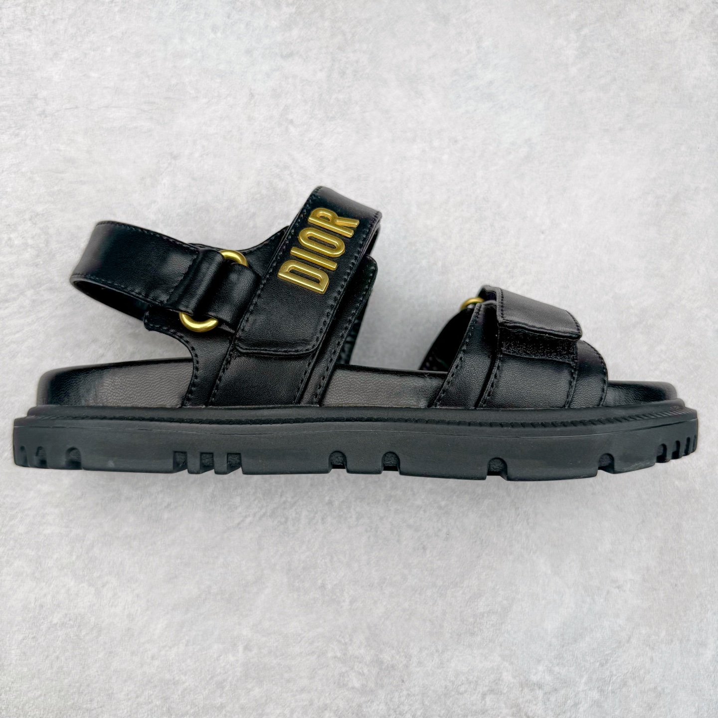 #M纯原 Dior 迪奥 Act 夏季羊皮凉鞋、拖鞋 鬼佬外贸冲正 高端零售专供品质 经典百搭. 适合夏季各种风格搭配 采用纯羊皮制作,轻盈舒适、透气.脚感丝滑。鞋面饰带采用魔术贴开合 搭配金色饰面金属标志装饰 可为各式造型增添现代风范 尺码:35 36 37 38 39 40 备注:此款凉鞋尺码偏小建议大一码-选品中心
