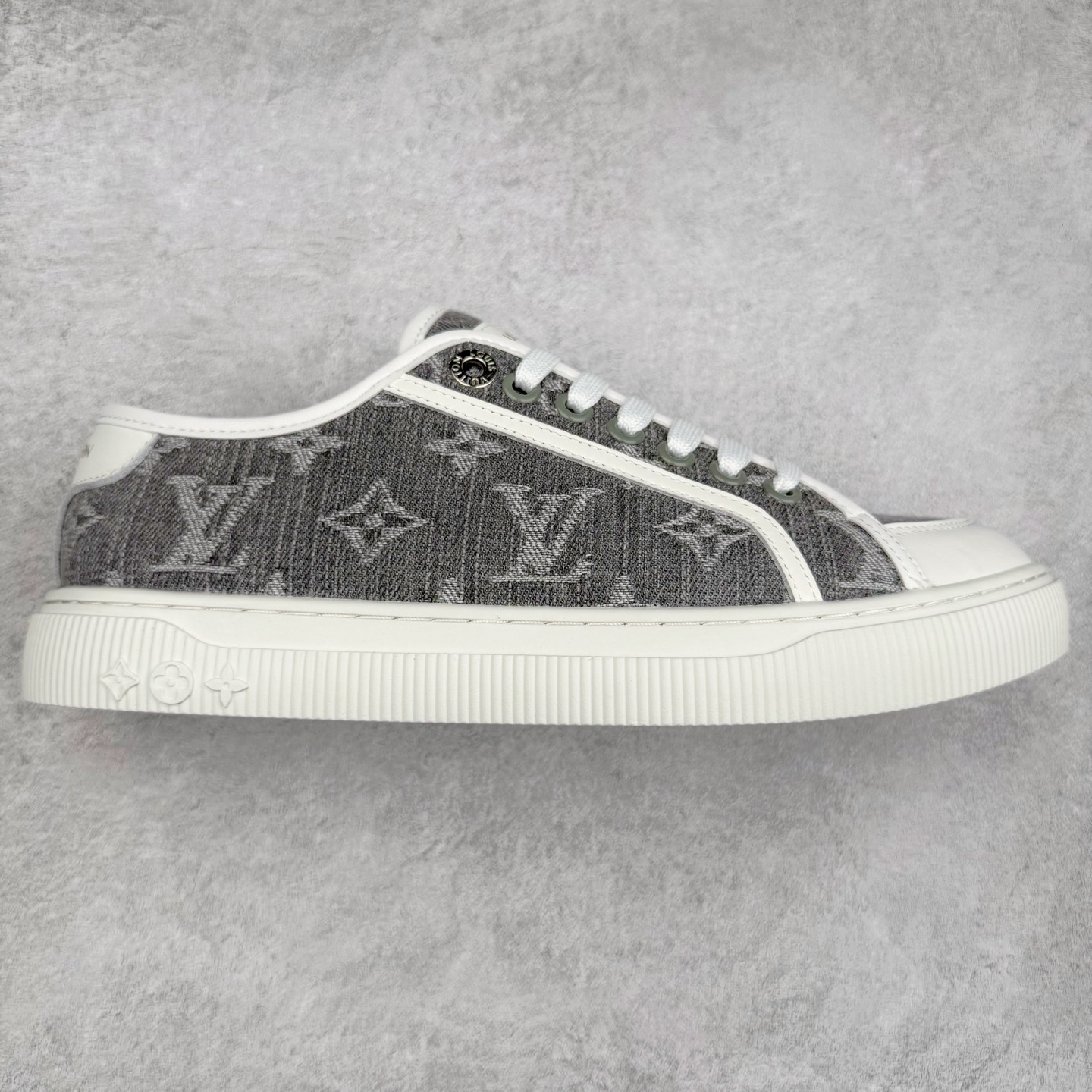 LV 2025ss最新Lagoon系列丹宁牛仔布压花 休闲鞋帆布鞋 这款Lagoon 运动鞋取材，法国顶级高奢品牌 为经典设计注入复古气息。Louis Vuitton 路易威登春夏 -面料：原版进口定制头层牛皮 -内里垫脚：透气布 -底厚：2.5cm -鞋底：防滑TPU材质 配件抽屉礼盒 防尘布袋 身份卡 采用软质粒面头层牛革拼接制成鞋面材质 高密度电脑车线工艺 小牛真皮内里贴附PU超软脚感乳胶鞋垫 尺码：35 36 37 38 39 40-选品中心