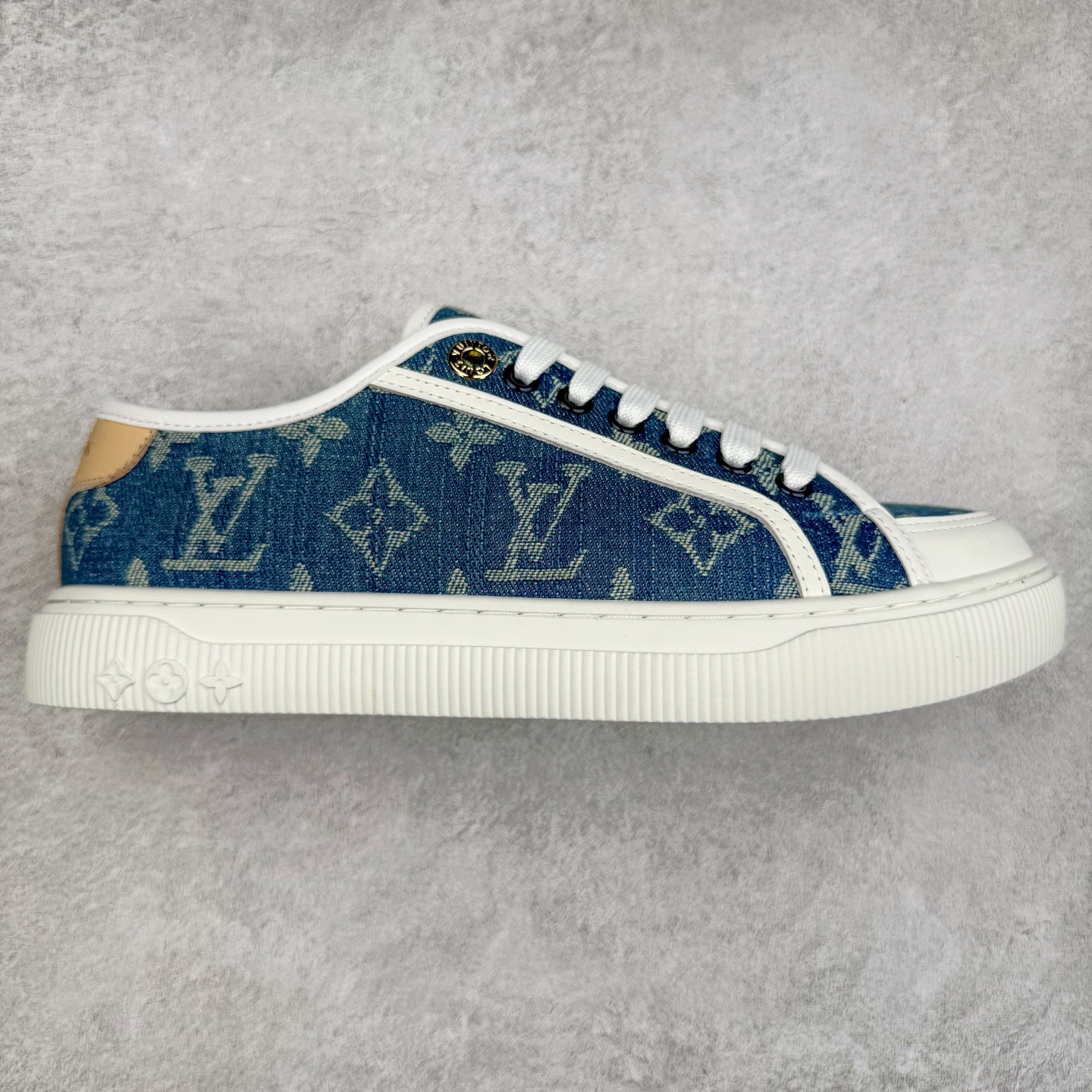 LV 2025ss最新Lagoon系列丹宁牛仔布压花 休闲鞋帆布鞋 这款Lagoon 运动鞋取材，法国顶级高奢品牌 为经典设计注入复古气息。Louis Vuitton 路易威登春夏 -面料：原版进口定制头层牛皮 -内里垫脚：透气布 -底厚：2.5cm -鞋底：防滑TPU材质 配件抽屉礼盒 防尘布袋 身份卡 采用软质粒面头层牛革拼接制成鞋面材质 高密度电脑车线工艺 小牛真皮内里贴附PU超软脚感乳胶鞋垫 尺码：35 36 37 38 39 40-选品中心