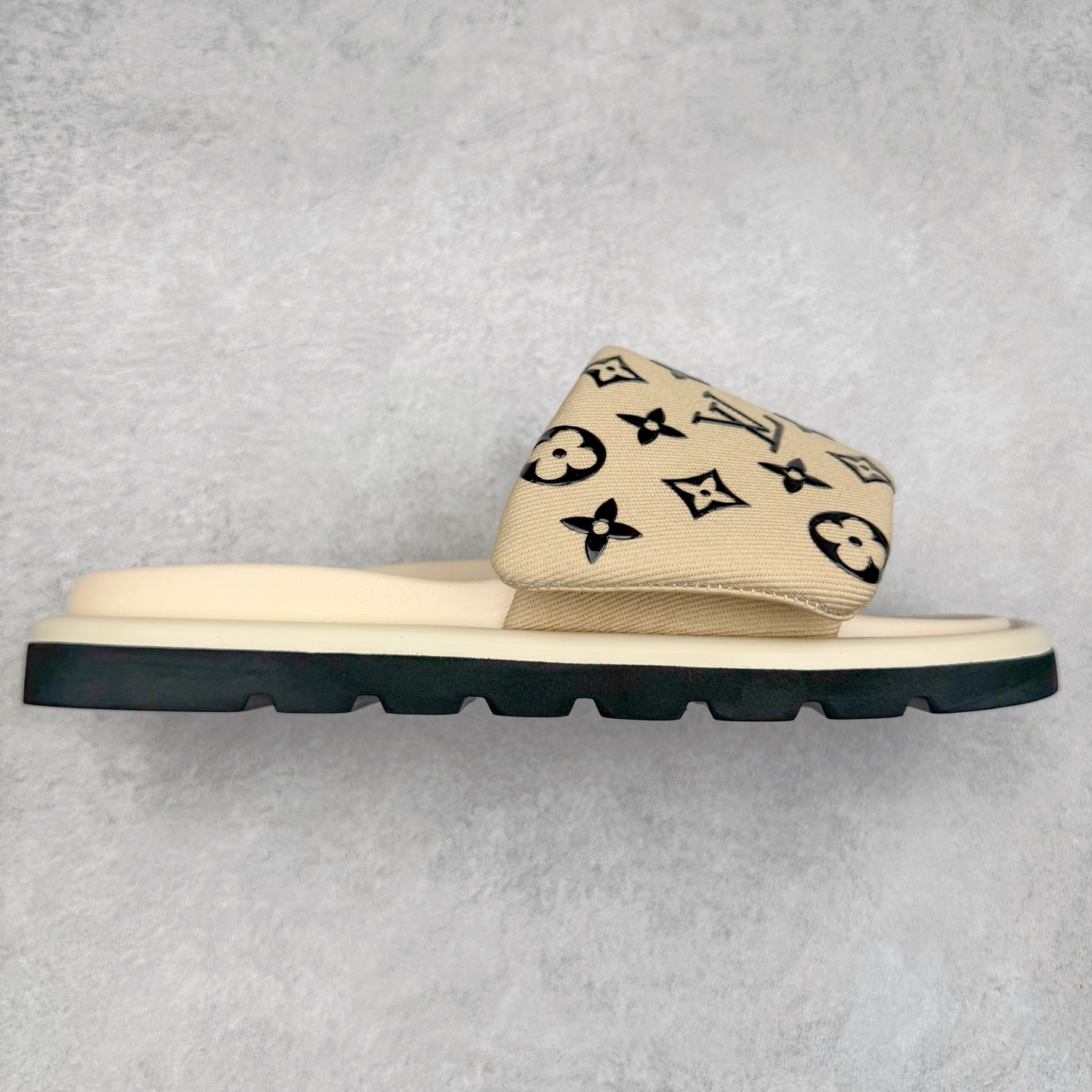 LOUIS VUITTON |路易威登2025ss最新春夏款 村上隆/Takashi Murakami x lv Pool Pillow Comfort 皮革 圆头套脚一字拖鞋 男女款 白色 室内外穿着皆宜。纯羊羔毛材质,鞋面受专水台高密度发泡材质,轻盈舒适,鞋底厚度3.5 上脚超显腿长 尺码:35 36 37 38 39 40 41 42 43 44 45-选品中心