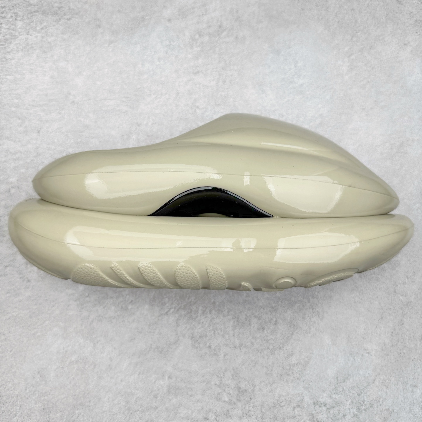 xVESSEL 鲸碳号 碳纤科技 防滑耐磨一字拖鞋 男女同款 微翘式鞋头设计，响应灵活。采用经典鞋型，融入全新细节点缀，整体简约且富有质感。鞋底耐磨材质搭配丰富的防滑底纹设计，可平稳抓地，不易打滑。xVESSEL是一个将解构主义与标志性设计元素融合的品牌，自2017年推出标志性软木硫化帆布鞋，多年来以热点设计元素融合解构主义，呈现视角的潮流单品。自成立以来，XVESSEL已经与LANVIN、Marvel、奔驰、山本耀司、G-Shock、Readymade等国际品牌和时代人物展开合作。XVESSEL前缀中的x代表着大胆自信的冒险精神，VESSEL一词除了可以解释为船的意思外，也可以理解为血管的含义。代表着品牌就像一艘无畏驶向未知的船，也像是人们生活中流动的血液。XVESSEL就是建立于自己的一个媒介，能够传达出自己对爱和个性的感受和看法。尺码：36 36.5 37.5 38 38.5 39 40 40.5 41 42 42.5 43 44 44.5 45 46-选品中心