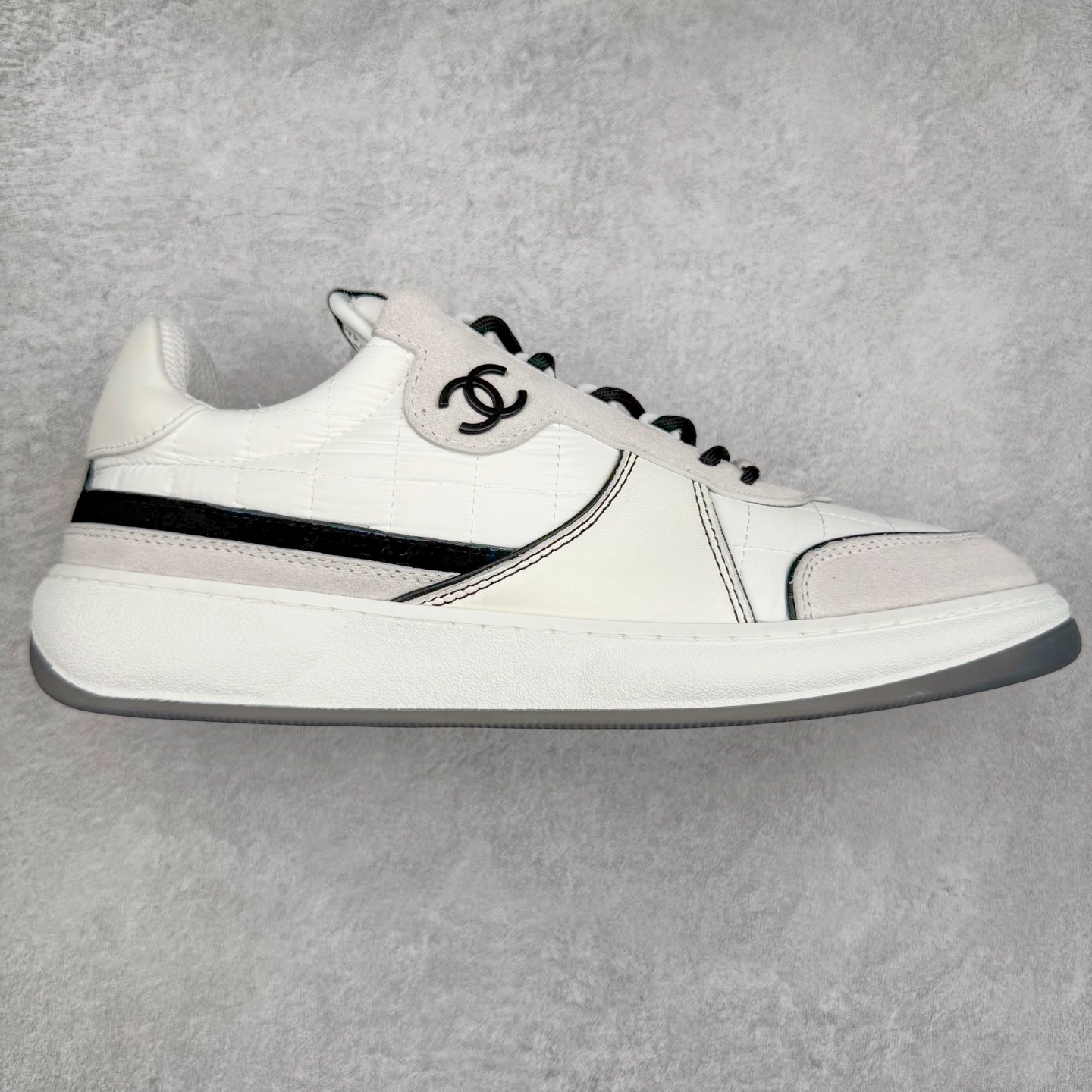 Chanel 香奈儿羊毛呢滑板鞋 独家包装 独家男鞋磨具 市场第一家做到47码 24款经典款最新配色 黑白色 鞋面采用羊京拼接太空布 五金配件大底原版全套开模 牛筋 ~真羊毛呢~tpu开模双色底 各大博主社交日推款，这季新款简直闭眼入，上脚狂好看，率性的休闲运动风，演绎香奈儿的时髦女性气质，整体定制令当时市面上的所有运动款变得过时，本系列现已登陆发售 ~官方同步 尺码：35 36 37 38 39 40 41 42 43 44 45 46 47-选品中心