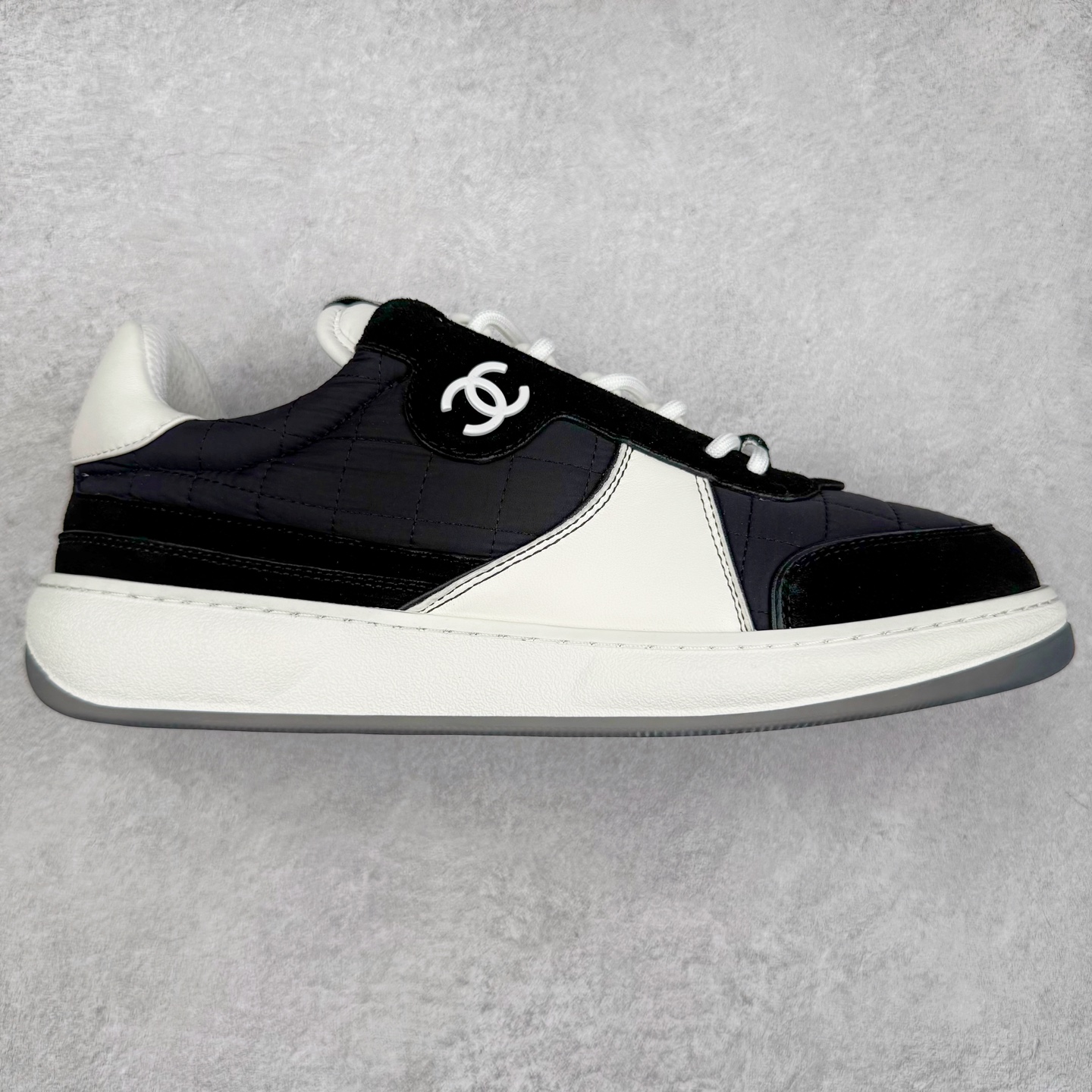 Chanel 香奈儿羊毛呢滑板鞋 独家包装 独家男鞋磨具 市场第一家做到47码 24款经典款最新配色 黑白色 鞋面采用羊京拼接太空布 五金配件大底原版全套开模 牛筋 ~真羊毛呢~tpu开模双色底 各大博主社交日推款，这季新款简直闭眼入，上脚狂好看，率性的休闲运动风，演绎香奈儿的时髦女性气质，整体定制令当时市面上的所有运动款变得过时，本系列现已登陆发售 ~官方同步 尺码：35 36 37 38 39 40 41 42 43 44 45 46 47-选品中心