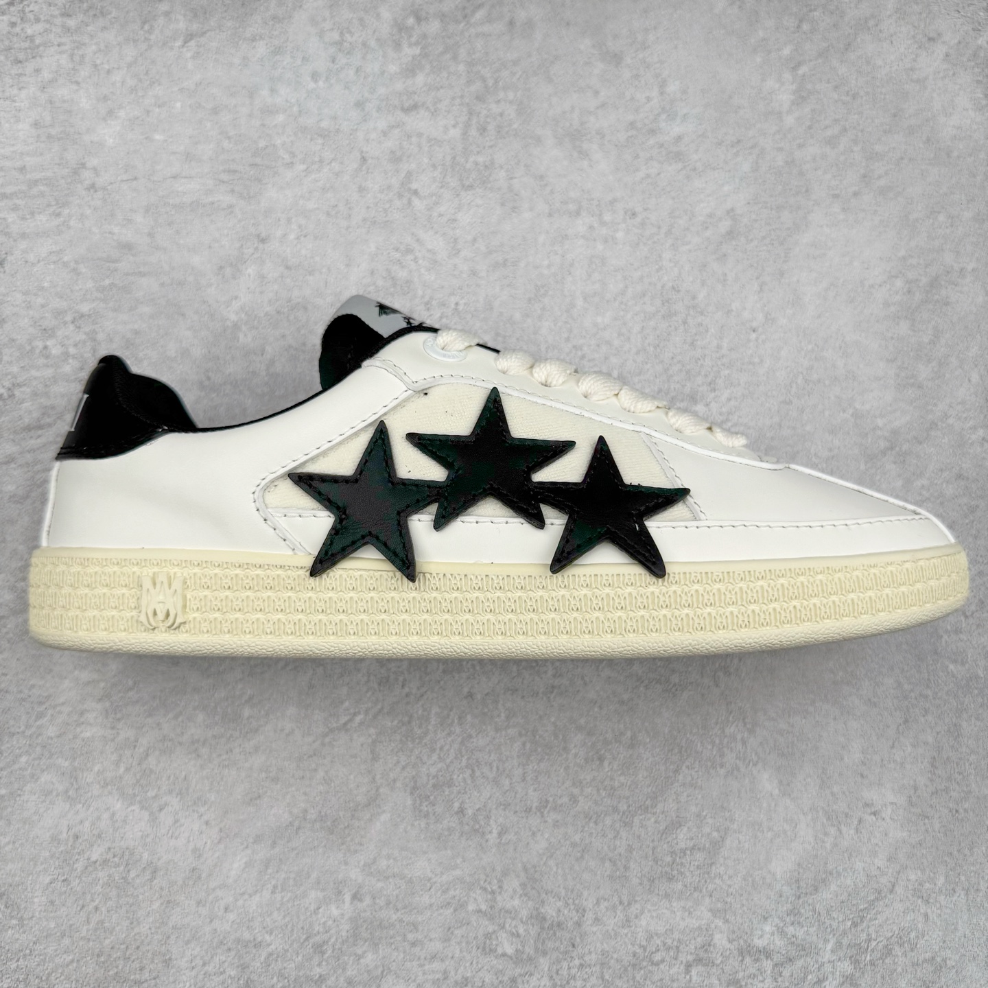 #莞产 Amiri 埃米尔 Skeleton Low-Skel top Sneakers 骨骼系列情侣鞋 当潮顶流产品 众星上脚 低帮运动休闲板鞋 正确骨头形状 鞋舌外翻细节 头层牛皮双层加厚鞋面 鞋帮侧面骨头采用两张牛皮贴合处理 立体感更好 皮料切口均油边处理 定制金属LOGO铭牌及吊牌 并配有官方购物袋尽显高端大气 尺码 35 36 37 38 39 40 41 42 43 44 45-选品中心