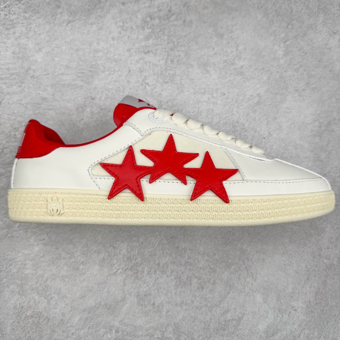 ＃莞产 Amiri 埃米尔 Skeleton Low-Skel top Sneakers 骨骼系列情侣鞋 当潮顶流产品 众星上脚 低帮运动休闲板鞋 正确骨头形状 鞋舌外翻细节 头层牛皮双层加厚鞋面 鞋帮侧面骨头采用两张牛皮贴合处理 立体感更好 皮料切口均油边处理 定制金属LOGO铭牌及吊牌 并配有官方购物袋尽显高端大气 尺码 35 36 37 38 39 40 41 42 43 44 45-选品中心