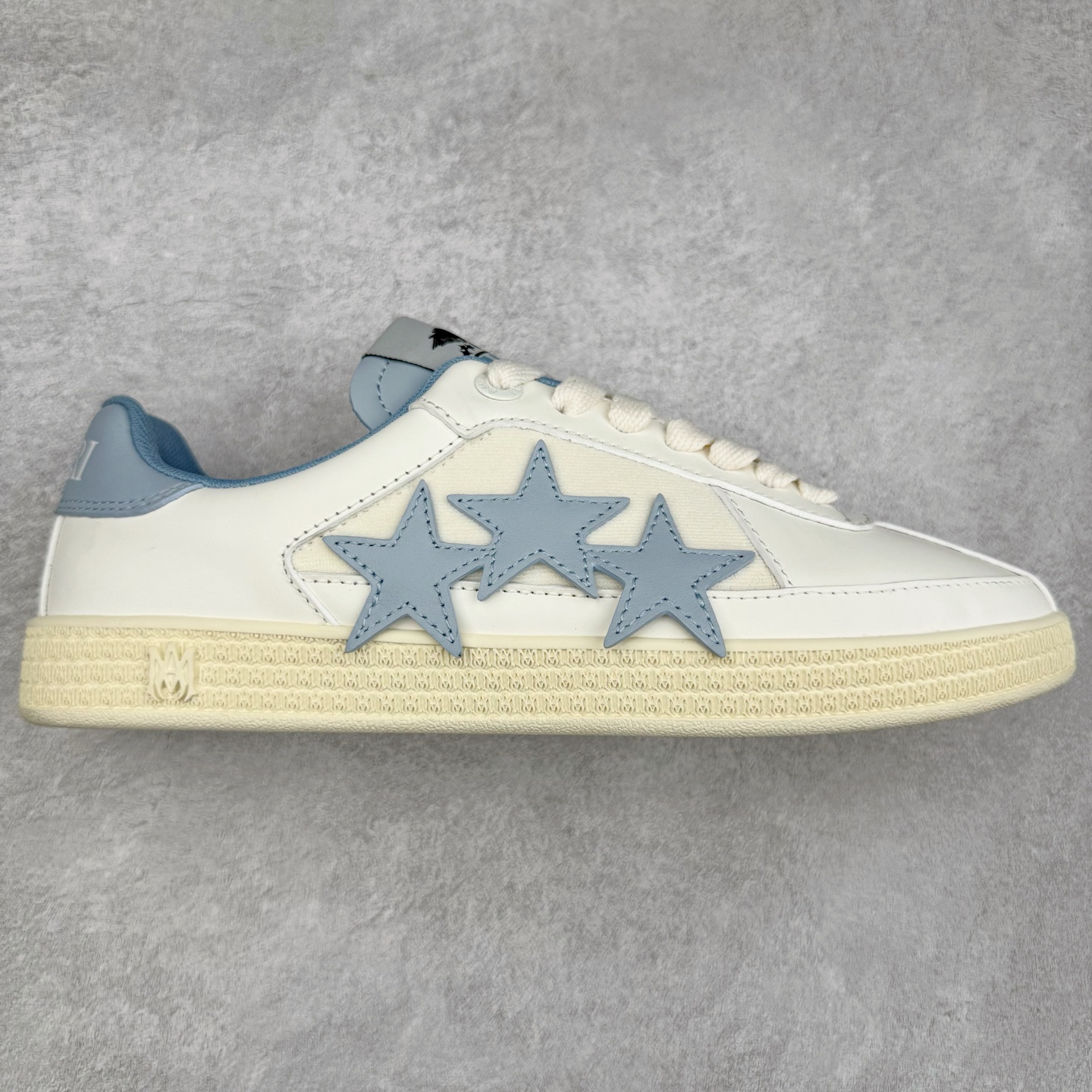 #莞产 Amiri 埃米尔 Skeleton Low-Skel top Sneakers 骨骼系列情侣鞋 当潮顶流产品 众星上脚 低帮运动休闲板鞋 正确骨头形状 鞋舌外翻细节 头层牛皮双层加厚鞋面 鞋帮侧面骨头采用两张牛皮贴合处理 立体感更好 皮料切口均油边处理 定制金属LOGO铭牌及吊牌 并配有官方购物袋尽显高端大气 尺码 35 36 37 38 39 40 41 42 43 44 45-选品中心