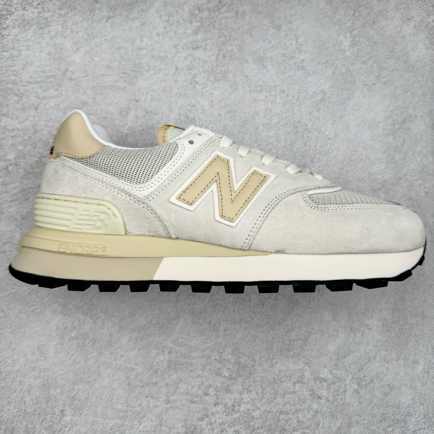 Stone Island x NB新百伦New Balance U574升级版系列低帮复古休闲运动慢跑鞋“石头岛联名军绿灰”U574LGST Stone Island x New Balance 574 Legacy迎来国内登场。作为双方的联名新品，一改此前的迎合跑鞋鞋型，采用更加适合日常穿搭上脚的 New Balance 574 Legacy 很难不让玩家动心，尤其是热衷 Stone Island 的岛民朋友。而此次更是采用 574 Legacy 作为蓝本，鞋款规格以及做工上更加精良。此次双方在配色选择上军绿色以及灰色作为主调，凸显出与 Stone Island 联名的硬核气质。优质的鞋身材质，也让整双鞋在熟悉的鞋型设计上，焕发出新的生机。鞋舌、鞋跟以及鞋垫点缀 Stone Island 标志性 LOGO，防撕裂织物鞋面、ABZORB 中底保证日常上脚的舒适度。尺码：36 36.5 37.5 38 38.5 39.5 40 40.5 41.5 42 42.5 43 44 45 46-选品中心