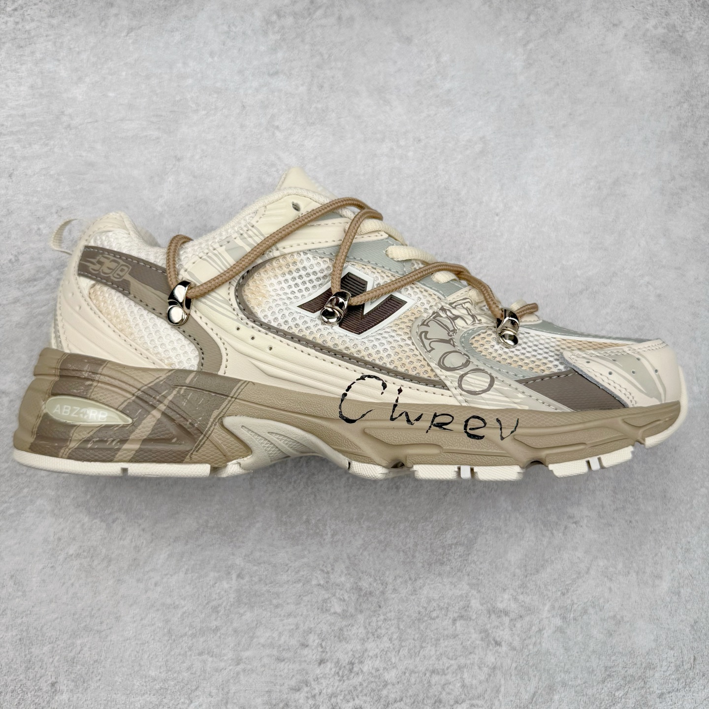 New Balance NB530 新百伦复古透气跑步鞋 抛弃过往以皮革为主的人气轮廓 以极具复古风范的跑鞋外观呈现 设计上全鞋以简约清爽的纯白色作基底 鞋身覆盖大面积织物网眼材质 并于鞋头、鞋带孔眼片等细节处点缀对比鲜明的反光银镀层凸显 鞋舌、侧身等位置则辅以一贯的「N」字标志和品牌徽标彰显身份 最后通过搭载的 ABZORB 缓震中底完善整体造型 尺码：36 37 37.5 38 38.5 39 40 40.5 41 42 42.5 43 44 45-选品中心