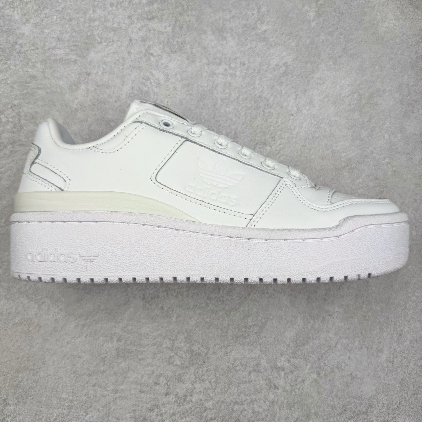 AD Forum 84 Low OG 低帮百搭潮流休闲运动板鞋 FY9042 以复古篮球鞋的外形为基础 采用皮革拼接 简约百搭 更加贴合舒适 中底内侧网格造型起到点睛之笔 外底橡胶 更显复古 尺码:36 36.5 37.5 38 38.5 39 40 40.5 41 42 42.5 43 44 44.5 45-选品中心