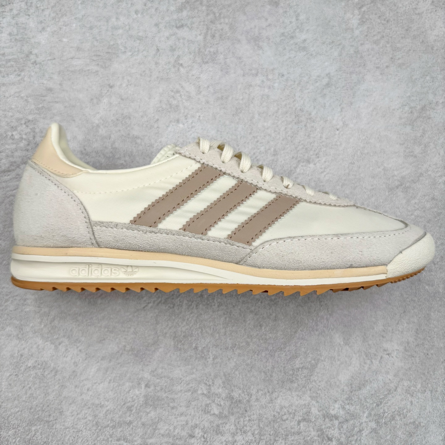 ＃HP纯原 AD Wmns SL72 OG 系列德训足球风百搭低帮休闲运动板鞋 JH3794 采用高弹EVA+MODEL+RB三层组合底 区别市面RB一体大底 三层组合鞋底重量与原鞋一致 Originals 将有「T 头鞋」造型的诞生于 1972 年的 SL72 鞋款复刻带回 各位买鞋又有新选择了 1972 年 SL72 问世后 引领了后来阿迪达斯的跑鞋发展方向 其中「SL」代表了 Super Light 彰显了产品轻便的特性 1972 年 SL72 问世后 引领了后来阿迪达斯的跑鞋发展方向 其中「SL」代表了 Super Light 彰显了产品轻便的特性 这次 Originals 延续其轻质经典的基因 带来男女两款 SL72 男生款带来 SL72 RS 鞋型 RS 意为 Reshaped（重塑）鞋款在保留了经典的外观基础上 在尼龙材质里增加了填充物 使鞋型更加挺立和饱满 鞋头则更加圆润 鞋底的 EVA 材质则增加了鞋款的高度 女生款则带来 SL72 OG W 鞋型 OG 顾名思义则是致敬经典款式 相较于 RS（Reshaped）鞋款 鞋身更加纤细 其整体鞋身轮廓、线条、细节、材质上尊崇 70 年代 SL72 的设计 还原经典味道 尺码：36 36⅔ 37⅓ 38 38⅔ 39⅓ 40 40⅔ 41⅓ 42 42⅔ 43⅓ 44 44⅔ 45-选品中心