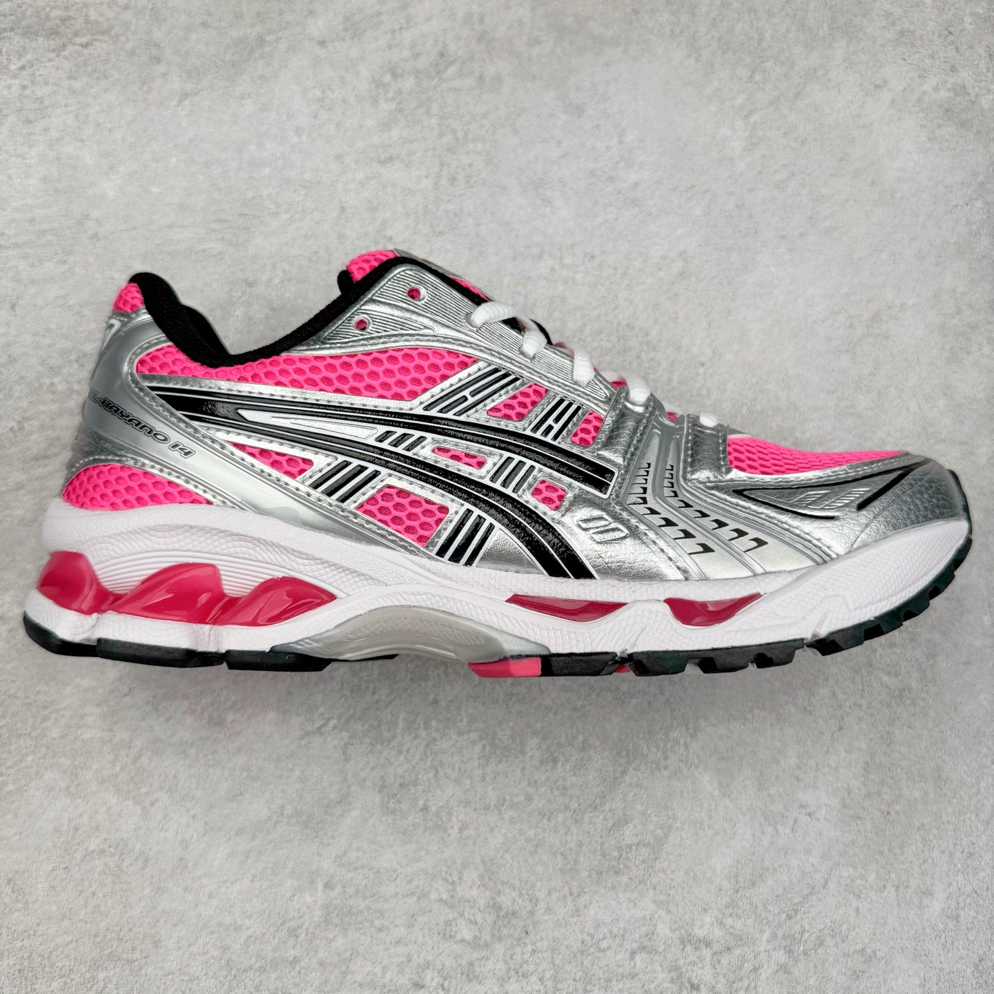 ＃特价福利 ASICS GEL-KAYANO 14 亚瑟士K14系列户外复古潮流百搭织物合成革缓震休闲跑步鞋 原装纸板楦头开发 独家私模五层组合大底 原厂定制缓震硅胶加持 原盒原配 官方四联吊牌 原装Ortholite轻量化鞋垫 设计师 Hidenori Yamashita 以「Flash」一词为灵感 创造出未来感金属色鞋面 改造升级内在性能 由内而外全面革新 为 GEL-KAYANO 家族传承及经典跑鞋文化的延续 创下里程碑式作品 K14跑鞋重新诠释了复古的跑步形状 并以其 2000 年代后期的美学理念重新铺装 银色与蓝色的鞋面极为高档 网面铺陈与鞋面、鞋头多处细节位增添了透气性 鞋后跟部中底上以及多密度耐磨鞋底增加了 GEL 缓震胶 提供高抗冲击性、缓冲性、可保护脚部免受地面冲击的影响 穿着舒适性十足 实拍调校N版已经零色差零失真 百分百还原实物色彩所见即所得 不存在货不对板色差等低级问题 选购参考实物拍摄 不混卖不参货 只用心做好货严格选品 承诺混一赔十 尺码：36 36.5 37.5 38 38.5 39 40 40.5 41 42 42.5 43 44 44.5 45-选品中心