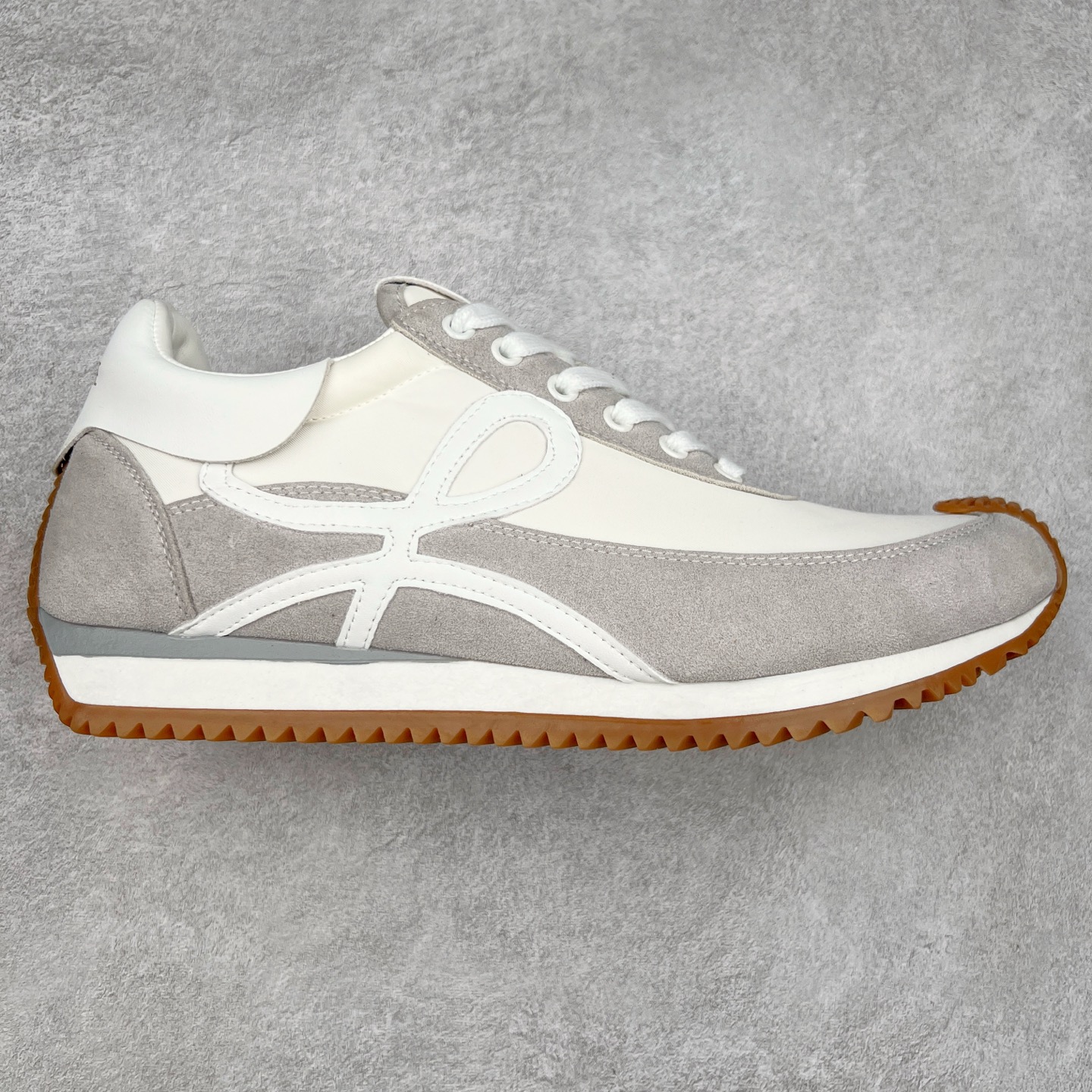 罗意威Loewe Ballet Runner 2.0 Sneakers 芭蕾舞2.0系列阿甘复古风德训薄底百搭休闲运动鞋 市面最高性价比 实体平台跑量 主打推荐好货 采用反绒牛皮革拼接头层皮饰片鞋面材质鞋身原装高密度防刮尼龙面料,极好柔软效果双层乳胶缓震鞋垫外部搭配轻量EVA缓震组合橡胶防滑片装外底不对称鞋头设计、袜状内部结构，轻盈橡胶外底延伸至鞋头 20 毫米鞋跟，附白色和同色系鞋带侧面饰有 L 徽标，鞋舌饰有压纹 Anagram 后跟标签饰有注塑橡胶 LOEWE 标志升级原楦型开发纸版全手工拉帮工艺成型 尺码：35 36 37 38 39 40-选品中心