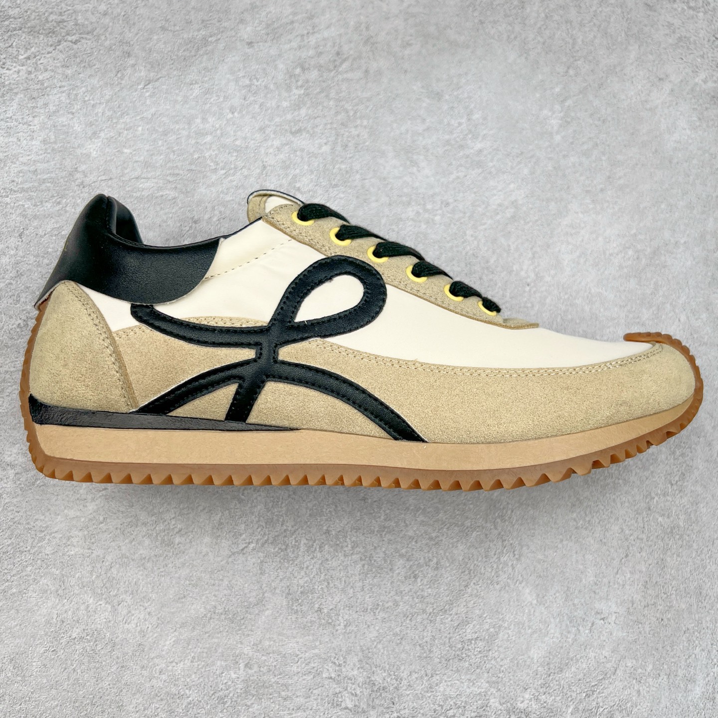 罗意威Loewe Ballet Runner 2.0 Sneakers 芭蕾舞2.0系列阿甘复古风德训薄底百搭休闲运动鞋 市面最高性价比 实体平台跑量 主打推荐好货 采用反绒牛皮革拼接头层皮饰片鞋面材质鞋身原装高密度防刮尼龙面料,极好柔软效果双层乳胶缓震鞋垫外部搭配轻量EVA缓震组合橡胶防滑片装外底不对称鞋头设计、袜状内部结构，轻盈橡胶外底延伸至鞋头 20 毫米鞋跟，附白色和同色系鞋带侧面饰有 L 徽标，鞋舌饰有压纹 Anagram 后跟标签饰有注塑橡胶 LOEWE 标志升级原楦型开发纸版全手工拉帮工艺成型 尺码：35 36 37 38 39 40-选品中心