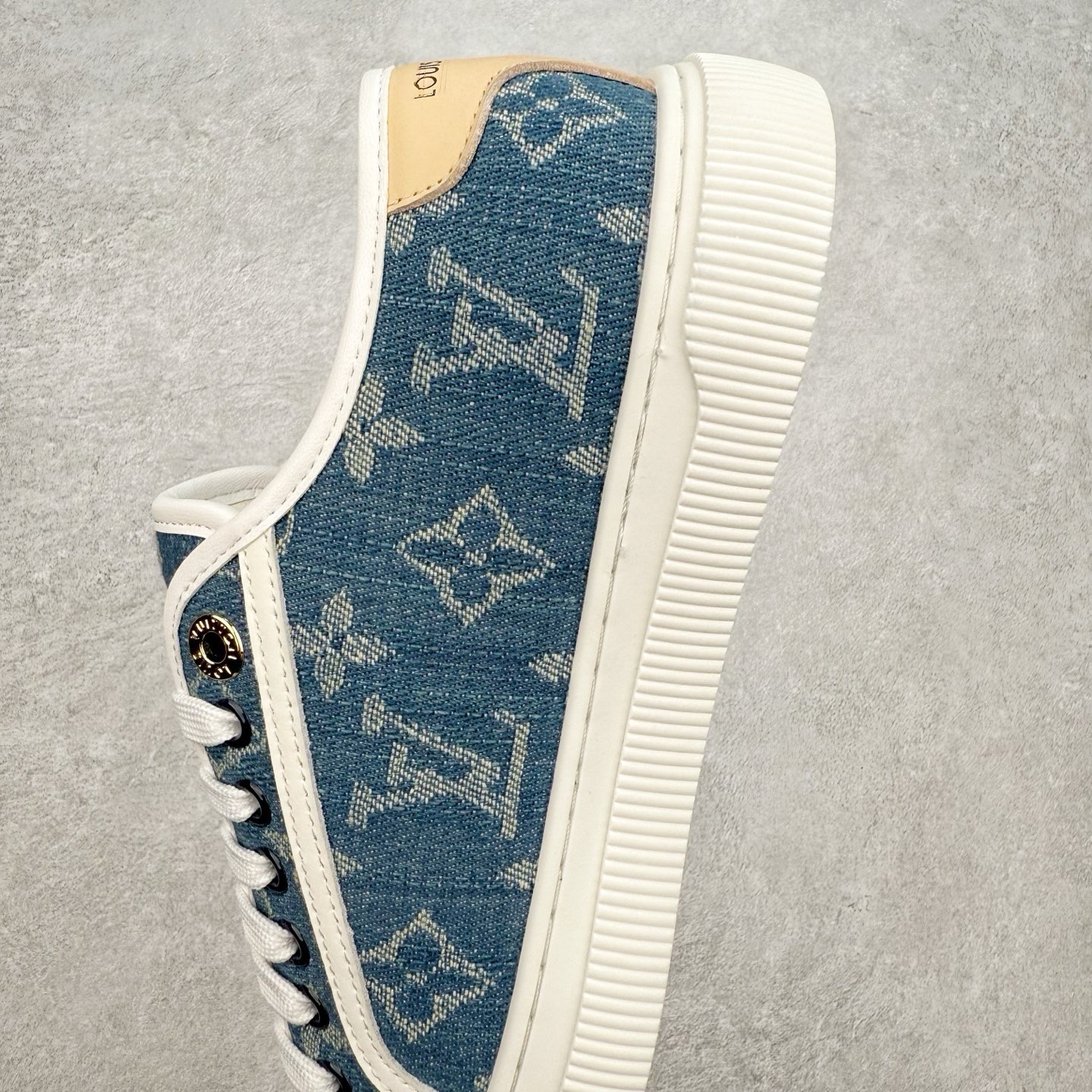 图片[7]-LV 2025ss最新Lagoon系列丹宁牛仔布压花 休闲鞋帆布鞋 这款Lagoon 运动鞋取材，法国顶级高奢品牌 为经典设计注入复古气息。Louis Vuitton 路易威登春夏 -面料：原版进口定制头层牛皮 -内里垫脚：透气布 -底厚：2.5cm -鞋底：防滑TPU材质 配件抽屉礼盒 防尘布袋 身份卡 采用软质粒面头层牛革拼接制成鞋面材质 高密度电脑车线工艺 小牛真皮内里贴附PU超软脚感乳胶鞋垫 尺码：35 36 37 38 39 40-选品中心
