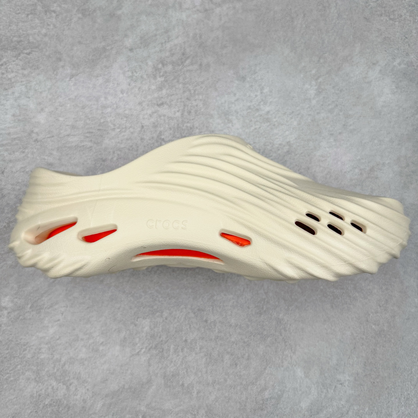 ＃DG莞产 Crocs Classic Clog 卡骆驰经典简约休闲沙滩洞洞拖鞋凉鞋 旋风波波 透明防水袋包装 注意配件需单独购买 超轻Croslite专利材料打造 鞋面更加耐用易清洗 该鞋款轻盈舒适 2002年 经典克骆格诞生 秉承外形简单 穿着舒适的初衷 不断为消费者带来舒适的穿着体验 穿出“趣”味 鞋面洞洞可搭彰显个性的智必星 一鞋两穿 可调节式后跟带增添鞋身的稳固性能 放前面变成愜意舒适的凉拖 放后面行走跑跳更加稳妥 Croslite ™材料 封闭式细胞树脂 能够在体温作用下自动变形以适应脚部形状 涉水性优秀的同时易于清洁 抓地力强 不易打滑 Crocs的核心理念：轻便 灵活 全方位的舒适感 同步官方尺码：M4（36-37） M5（37-38）M6（38-39）M7（39-40）M8（41-42）M9（42-43）M10（43-44）M11（45-46）-选品中心