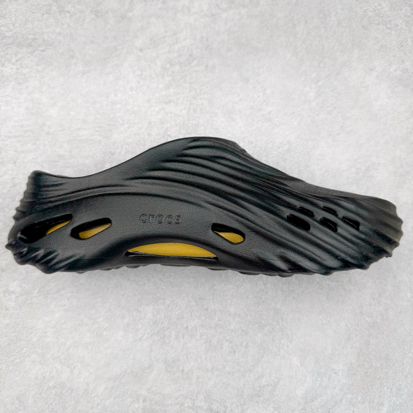 ＃DG莞产 Crocs Classic Clog 卡骆驰经典简约休闲沙滩洞洞拖鞋凉鞋 旋风波波 透明防水袋包装 注意配件需单独购买 超轻Croslite专利材料打造 鞋面更加耐用易清洗 该鞋款轻盈舒适 2002年 经典克骆格诞生 秉承外形简单 穿着舒适的初衷 不断为消费者带来舒适的穿着体验 穿出“趣”味 鞋面洞洞可搭彰显个性的智必星 一鞋两穿 可调节式后跟带增添鞋身的稳固性能 放前面变成愜意舒适的凉拖 放后面行走跑跳更加稳妥 Croslite ™材料 封闭式细胞树脂 能够在体温作用下自动变形以适应脚部形状 涉水性优秀的同时易于清洁 抓地力强 不易打滑 Crocs的核心理念：轻便 灵活 全方位的舒适感 同步官方尺码：M4（36-37） M5（37-38）M6（38-39）M7（39-40）M8（41-42）M9（42-43）M10（43-44）M11（45-46）-选品中心