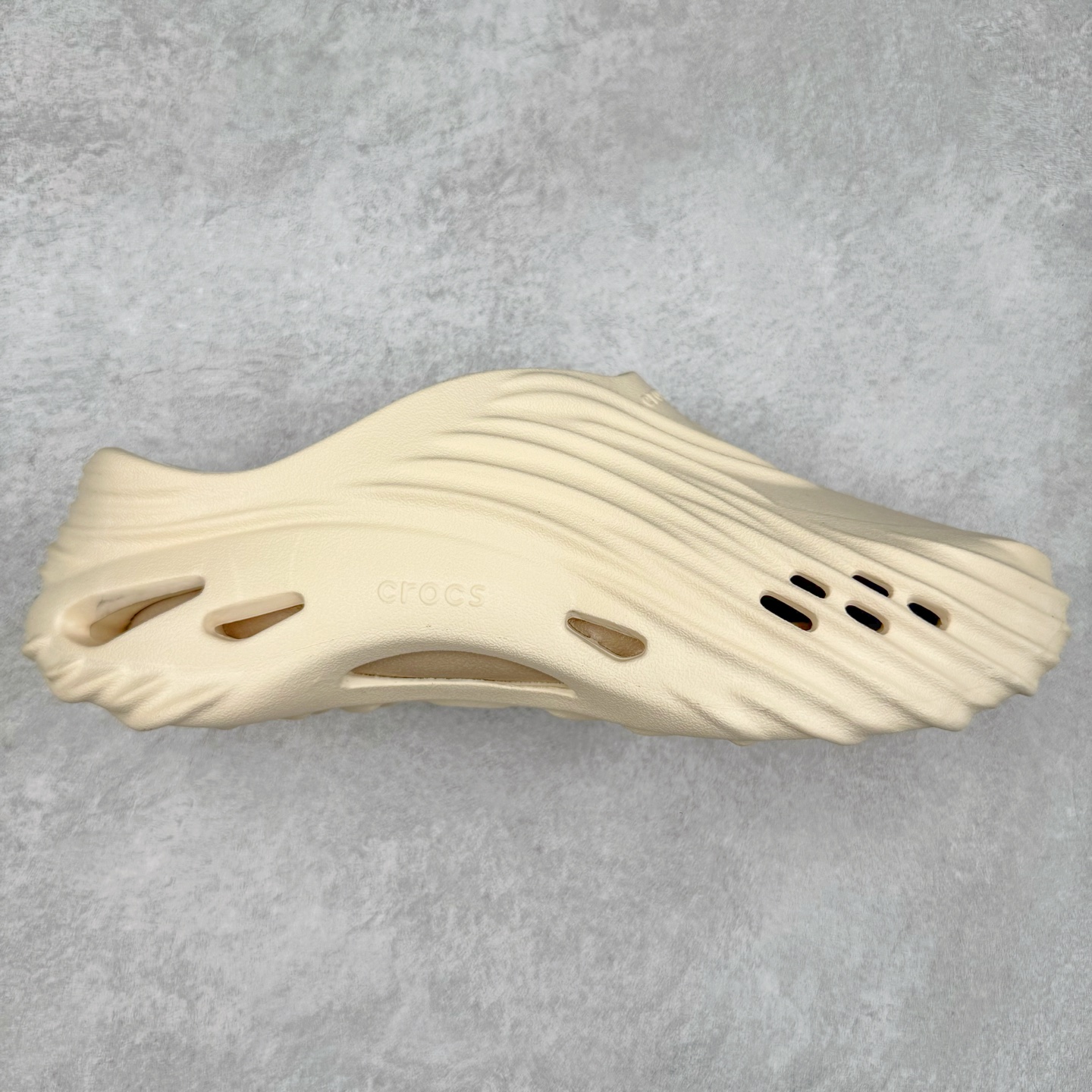 ＃DG莞产 Crocs Classic Clog 卡骆驰经典简约休闲沙滩洞洞拖鞋凉鞋 旋风波波 透明防水袋包装 注意配件需单独购买 超轻Croslite专利材料打造 鞋面更加耐用易清洗 该鞋款轻盈舒适 2002年 经典克骆格诞生 秉承外形简单 穿着舒适的初衷 不断为消费者带来舒适的穿着体验 穿出“趣”味 鞋面洞洞可搭彰显个性的智必星 一鞋两穿 可调节式后跟带增添鞋身的稳固性能 放前面变成愜意舒适的凉拖 放后面行走跑跳更加稳妥 Croslite ™材料 封闭式细胞树脂 能够在体温作用下自动变形以适应脚部形状 涉水性优秀的同时易于清洁 抓地力强 不易打滑 Crocs的核心理念：轻便 灵活 全方位的舒适感 同步官方尺码：M4（36-37） M5（37-38）M6（38-39）M7（39-40）M8（41-42）M9（42-43）M10（43-44）M11（45-46）-选品中心