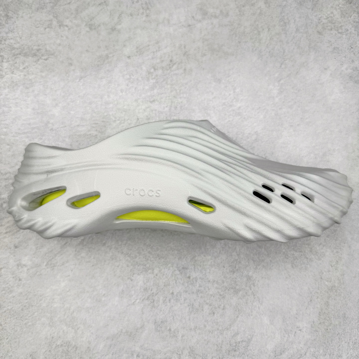 ＃DG莞产 Crocs Classic Clog 卡骆驰经典简约休闲沙滩洞洞拖鞋凉鞋 旋风波波 透明防水袋包装 注意配件需单独购买 超轻Croslite专利材料打造 鞋面更加耐用易清洗 该鞋款轻盈舒适 2002年 经典克骆格诞生 秉承外形简单 穿着舒适的初衷 不断为消费者带来舒适的穿着体验 穿出“趣”味 鞋面洞洞可搭彰显个性的智必星 一鞋两穿 可调节式后跟带增添鞋身的稳固性能 放前面变成愜意舒适的凉拖 放后面行走跑跳更加稳妥 Croslite ™材料 封闭式细胞树脂 能够在体温作用下自动变形以适应脚部形状 涉水性优秀的同时易于清洁 抓地力强 不易打滑 Crocs的核心理念：轻便 灵活 全方位的舒适感 同步官方尺码：M4（36-37） M5（37-38）M6（38-39）M7（39-40）M8（41-42）M9（42-43）M10（43-44）M11（45-46）-选品中心