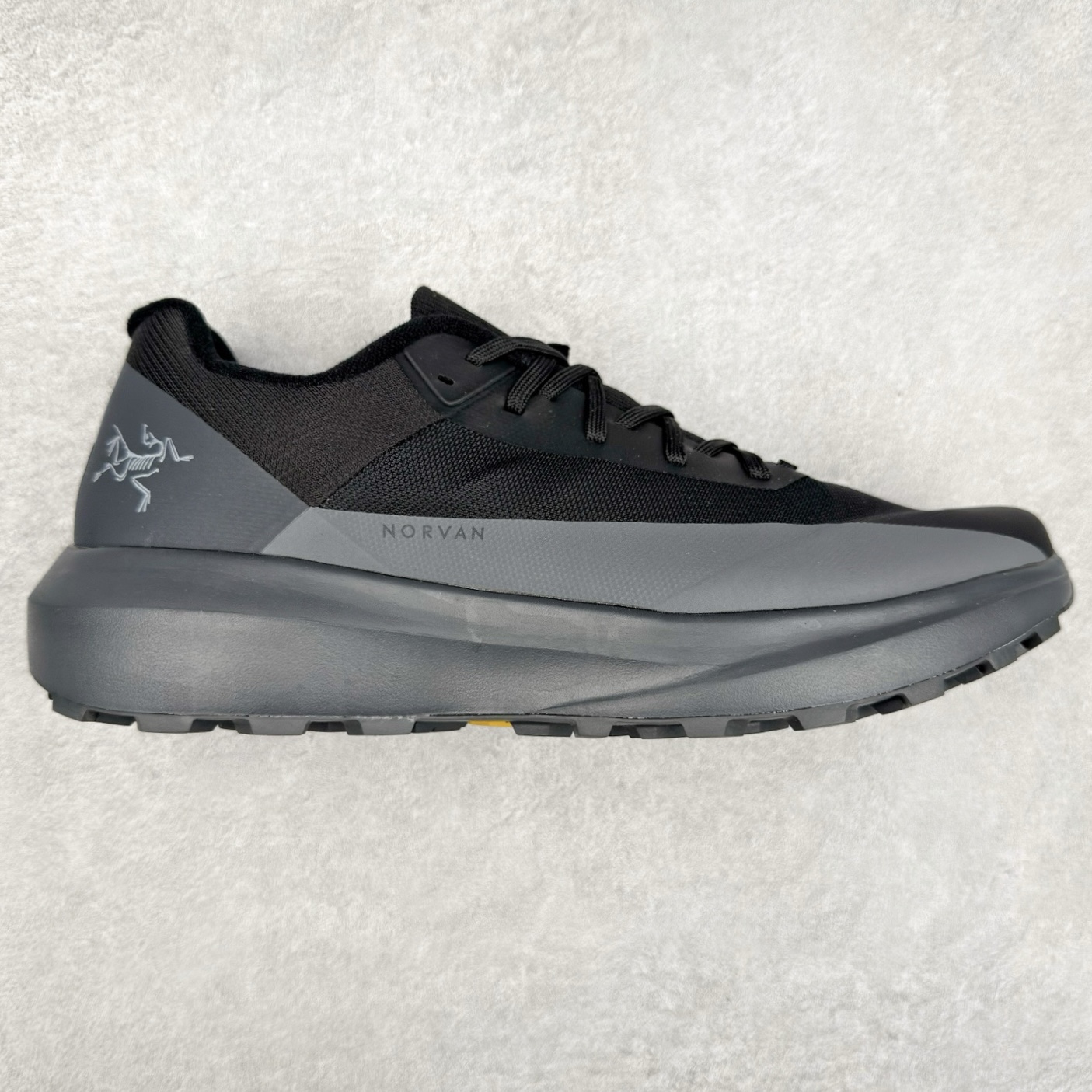 ＃HP Arcteryx Norvan LD 4 始祖鸟舒适柔软防滑耐磨低帮越野跑步鞋 Arcteryx中文名始祖鸟 加拿大户外服饰品牌 1989年创立于加拿大温哥华 始祖鸟来自加拿大海岸山脉 植根高山的专业户外品牌 始终秉承对精湛设计和工艺孜孜以求的准则 从1989年创立至今 Arcteryx始终不断在产品设计与做工上不惜工本 以满足始祖鸟的标准 品质、设计以及精简的理念造就了其良好的性能 并能满足严苛环境下的使用需求 尺码：36 37 38 39 40 41 42 43 44-选品中心