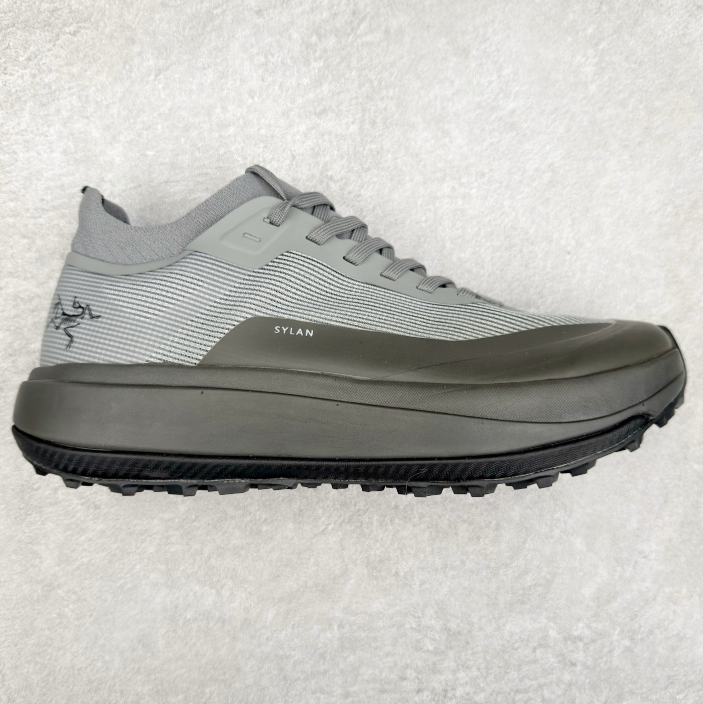 ＃HP Arcteryx SYLAN 始祖鸟户外防水透气低帮徒步登山鞋 Arcteryx中文名始祖鸟 加拿大户外服饰品牌 1989年创立于加拿大温哥华 始祖鸟来自加拿大海岸山脉 植根高山的专业户外品牌 始终秉承对精湛设计和工艺孜孜以求的准则 从1989年创立至今 Arcteryx始终不断在产品设计与做工上不惜工本 以满足始祖鸟的标准 品质、设计以及精简的理念造就了其良好的性能 并能满足严苛环境下的使用需求 尺码：39 40 41 42 43 44 45-选品中心