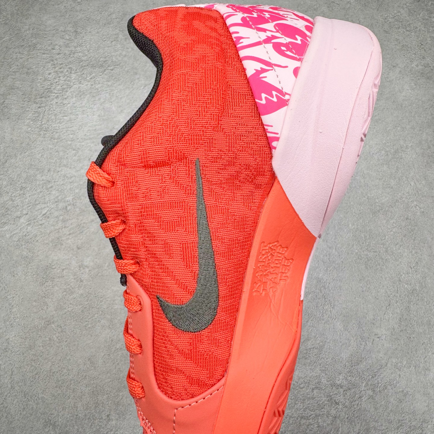 图片[7]-＃灭世/Max NK Ja 2 EP 莫兰特二代低帮篮球鞋 情人节粉 IB5842-800 2024『压轴』后卫实战旗舰 圣枪腰王 重磅革新登场🌪 🔝历时5个月！全力打造 科比➕欧文系列 综合体 ！Pt实战体验天花板上限 再度提高🔝 ✅【顶配缓震】独家革新搭载 前掌5mm TURBO气垫 兼具贴地与缓震！（正品仅长方形小气垫）➕后掌大马蹄14mm厚 气垫 提高后掌缓震极限 （正品后掌无气垫） ✅【顶级抗扭】 搭载硬度65HC 发泡中底框架 ➕高强度中足抗扭片 革新升级 赛事级抗扭水平！独此一家 ✅【顶级支撑】鞋身侧向包裹 双层补强层 200斤以上选手 也可驾驭（正品仅一层）对比市场货品偷工减料 不可同日而语！ ✅气垫气压上脚即可感受！后掌鞋垫掀开可见气垫轮廓（谨防窜货） 鞋底止滑配方 无需磨合 原地起飞🛫 NK年度后卫旗舰 独家革新升级 『口碑源自专业 实力来源于专注』 真灭世纯原 切勿被市场仿冒吊牌挂羊头卖狗肉 尺码：39-46 正码正拍-选品中心