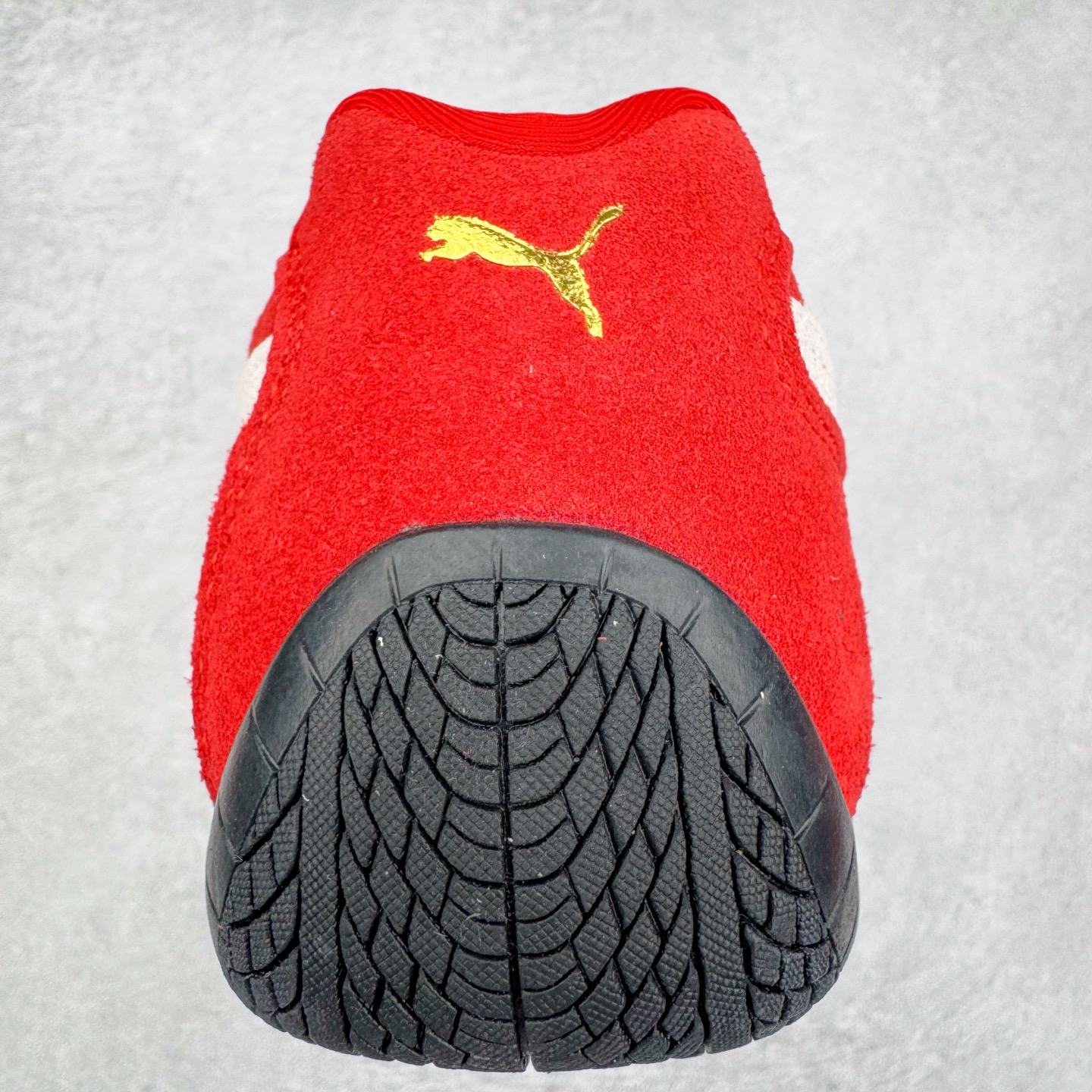 图片[8]-＃CS纯原 PUMA Speedca OG 彪马极速赛车系列低帮德训风拼接复古百搭休闲运动赛车鞋 鞋款从80、90年代赛车手所穿的防火赛车鞋为原型，鞋身线条模仿了赛车的流线廓形，体现了空气动力学原理的结构。简约流畅的外观，恰好又和贯穿其中的Formstrip Logo融合恰到好处，视觉上细节丰富且协调。本次Speedcat OG鞋款归来，最大看点自然式保留了窄版鞋型以及薄底构造。这两年各品牌鞋底越做越厚，Speedcat反其道而行之，上脚几乎无鞋底的效果带来耳目一新的视觉体验。鞋面依旧是以质感细腻的麂皮材质打造，并且大面积近乎全包裹的使用，复古味道也愈发浓烈。配色上更是将最原始的黑色和红色带回，向F1赛车队的标志性队服致敬。相信让各位一眼种草的更多是出挑的大红色，上脚即可瞬间点亮整体造型，在以球鞋为核心的OOTD中脱颖而出。而另一款黑色则是低调的万金油，彰显新潮个性的同时又不喧宾夺主，也是热爱简约系穿搭朋友的首选。 尺码：36 37 37.5 38 38.5 39 40 40.5 41 42 42.5 43 44 44.5 45 46-选品中心