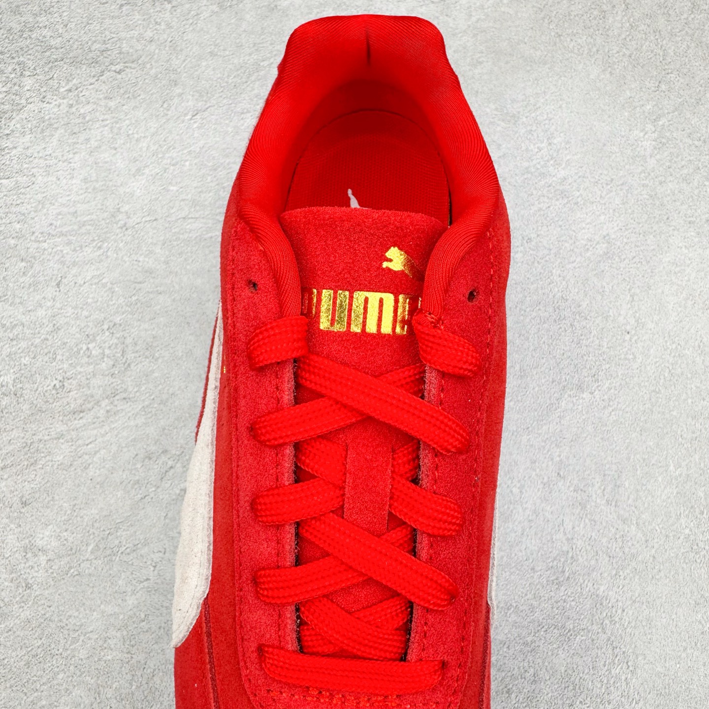 图片[5]-＃CS纯原 PUMA Speedca OG 彪马极速赛车系列低帮德训风拼接复古百搭休闲运动赛车鞋 鞋款从80、90年代赛车手所穿的防火赛车鞋为原型，鞋身线条模仿了赛车的流线廓形，体现了空气动力学原理的结构。简约流畅的外观，恰好又和贯穿其中的Formstrip Logo融合恰到好处，视觉上细节丰富且协调。本次Speedcat OG鞋款归来，最大看点自然式保留了窄版鞋型以及薄底构造。这两年各品牌鞋底越做越厚，Speedcat反其道而行之，上脚几乎无鞋底的效果带来耳目一新的视觉体验。鞋面依旧是以质感细腻的麂皮材质打造，并且大面积近乎全包裹的使用，复古味道也愈发浓烈。配色上更是将最原始的黑色和红色带回，向F1赛车队的标志性队服致敬。相信让各位一眼种草的更多是出挑的大红色，上脚即可瞬间点亮整体造型，在以球鞋为核心的OOTD中脱颖而出。而另一款黑色则是低调的万金油，彰显新潮个性的同时又不喧宾夺主，也是热爱简约系穿搭朋友的首选。 尺码：36 37 37.5 38 38.5 39 40 40.5 41 42 42.5 43 44 44.5 45 46-选品中心