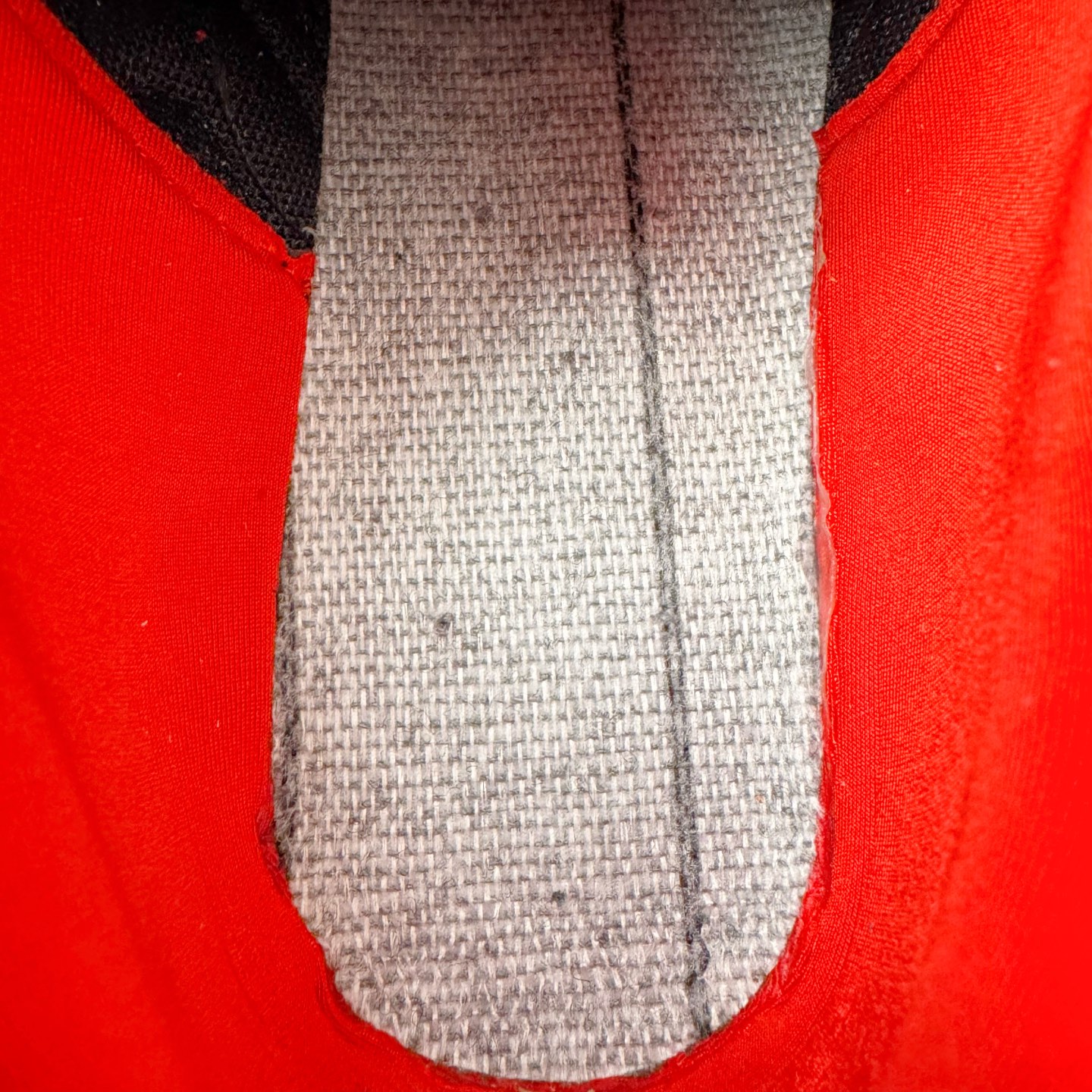 图片[20]-＃CS纯原 PUMA Speedca OG 彪马极速赛车系列低帮德训风拼接复古百搭休闲运动赛车鞋 鞋款从80、90年代赛车手所穿的防火赛车鞋为原型，鞋身线条模仿了赛车的流线廓形，体现了空气动力学原理的结构。简约流畅的外观，恰好又和贯穿其中的Formstrip Logo融合恰到好处，视觉上细节丰富且协调。本次Speedcat OG鞋款归来，最大看点自然式保留了窄版鞋型以及薄底构造。这两年各品牌鞋底越做越厚，Speedcat反其道而行之，上脚几乎无鞋底的效果带来耳目一新的视觉体验。鞋面依旧是以质感细腻的麂皮材质打造，并且大面积近乎全包裹的使用，复古味道也愈发浓烈。配色上更是将最原始的黑色和红色带回，向F1赛车队的标志性队服致敬。相信让各位一眼种草的更多是出挑的大红色，上脚即可瞬间点亮整体造型，在以球鞋为核心的OOTD中脱颖而出。而另一款黑色则是低调的万金油，彰显新潮个性的同时又不喧宾夺主，也是热爱简约系穿搭朋友的首选。 尺码：36 37 37.5 38 38.5 39 40 40.5 41 42 42.5 43 44 44.5 45 46-选品中心