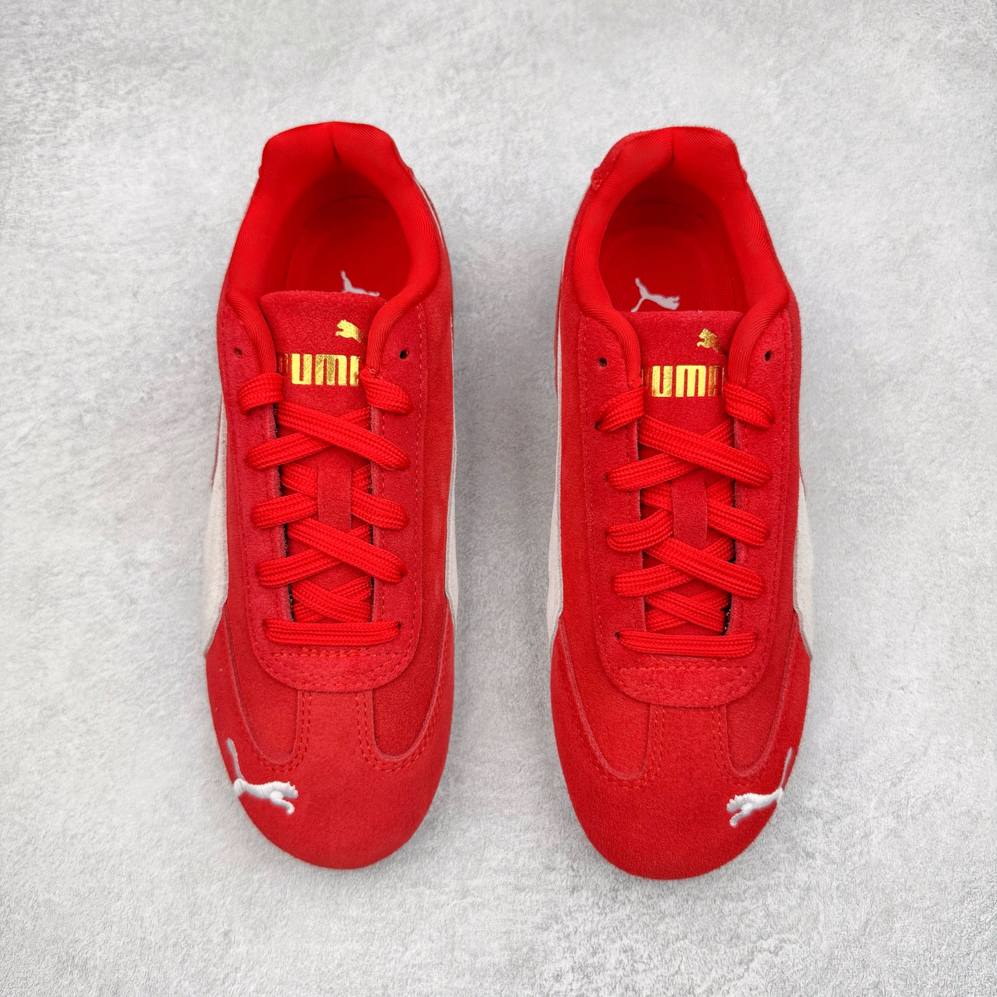 图片[2]-＃CS纯原 PUMA Speedca OG 彪马极速赛车系列低帮德训风拼接复古百搭休闲运动赛车鞋 鞋款从80、90年代赛车手所穿的防火赛车鞋为原型，鞋身线条模仿了赛车的流线廓形，体现了空气动力学原理的结构。简约流畅的外观，恰好又和贯穿其中的Formstrip Logo融合恰到好处，视觉上细节丰富且协调。本次Speedcat OG鞋款归来，最大看点自然式保留了窄版鞋型以及薄底构造。这两年各品牌鞋底越做越厚，Speedcat反其道而行之，上脚几乎无鞋底的效果带来耳目一新的视觉体验。鞋面依旧是以质感细腻的麂皮材质打造，并且大面积近乎全包裹的使用，复古味道也愈发浓烈。配色上更是将最原始的黑色和红色带回，向F1赛车队的标志性队服致敬。相信让各位一眼种草的更多是出挑的大红色，上脚即可瞬间点亮整体造型，在以球鞋为核心的OOTD中脱颖而出。而另一款黑色则是低调的万金油，彰显新潮个性的同时又不喧宾夺主，也是热爱简约系穿搭朋友的首选。 尺码：36 37 37.5 38 38.5 39 40 40.5 41 42 42.5 43 44 44.5 45 46-选品中心