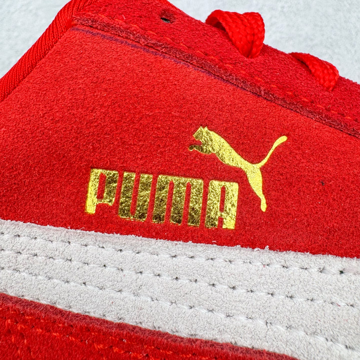 图片[12]-＃CS纯原 PUMA Speedca OG 彪马极速赛车系列低帮德训风拼接复古百搭休闲运动赛车鞋 鞋款从80、90年代赛车手所穿的防火赛车鞋为原型，鞋身线条模仿了赛车的流线廓形，体现了空气动力学原理的结构。简约流畅的外观，恰好又和贯穿其中的Formstrip Logo融合恰到好处，视觉上细节丰富且协调。本次Speedcat OG鞋款归来，最大看点自然式保留了窄版鞋型以及薄底构造。这两年各品牌鞋底越做越厚，Speedcat反其道而行之，上脚几乎无鞋底的效果带来耳目一新的视觉体验。鞋面依旧是以质感细腻的麂皮材质打造，并且大面积近乎全包裹的使用，复古味道也愈发浓烈。配色上更是将最原始的黑色和红色带回，向F1赛车队的标志性队服致敬。相信让各位一眼种草的更多是出挑的大红色，上脚即可瞬间点亮整体造型，在以球鞋为核心的OOTD中脱颖而出。而另一款黑色则是低调的万金油，彰显新潮个性的同时又不喧宾夺主，也是热爱简约系穿搭朋友的首选。 尺码：36 37 37.5 38 38.5 39 40 40.5 41 42 42.5 43 44 44.5 45 46-选品中心