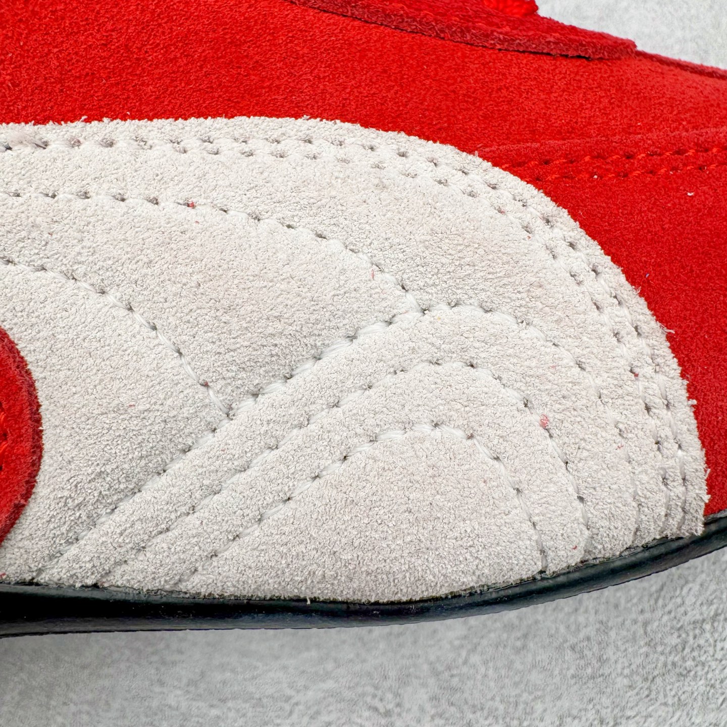 图片[16]-＃CS纯原 PUMA Speedca OG 彪马极速赛车系列低帮德训风拼接复古百搭休闲运动赛车鞋 鞋款从80、90年代赛车手所穿的防火赛车鞋为原型，鞋身线条模仿了赛车的流线廓形，体现了空气动力学原理的结构。简约流畅的外观，恰好又和贯穿其中的Formstrip Logo融合恰到好处，视觉上细节丰富且协调。本次Speedcat OG鞋款归来，最大看点自然式保留了窄版鞋型以及薄底构造。这两年各品牌鞋底越做越厚，Speedcat反其道而行之，上脚几乎无鞋底的效果带来耳目一新的视觉体验。鞋面依旧是以质感细腻的麂皮材质打造，并且大面积近乎全包裹的使用，复古味道也愈发浓烈。配色上更是将最原始的黑色和红色带回，向F1赛车队的标志性队服致敬。相信让各位一眼种草的更多是出挑的大红色，上脚即可瞬间点亮整体造型，在以球鞋为核心的OOTD中脱颖而出。而另一款黑色则是低调的万金油，彰显新潮个性的同时又不喧宾夺主，也是热爱简约系穿搭朋友的首选。 尺码：36 37 37.5 38 38.5 39 40 40.5 41 42 42.5 43 44 44.5 45 46-选品中心