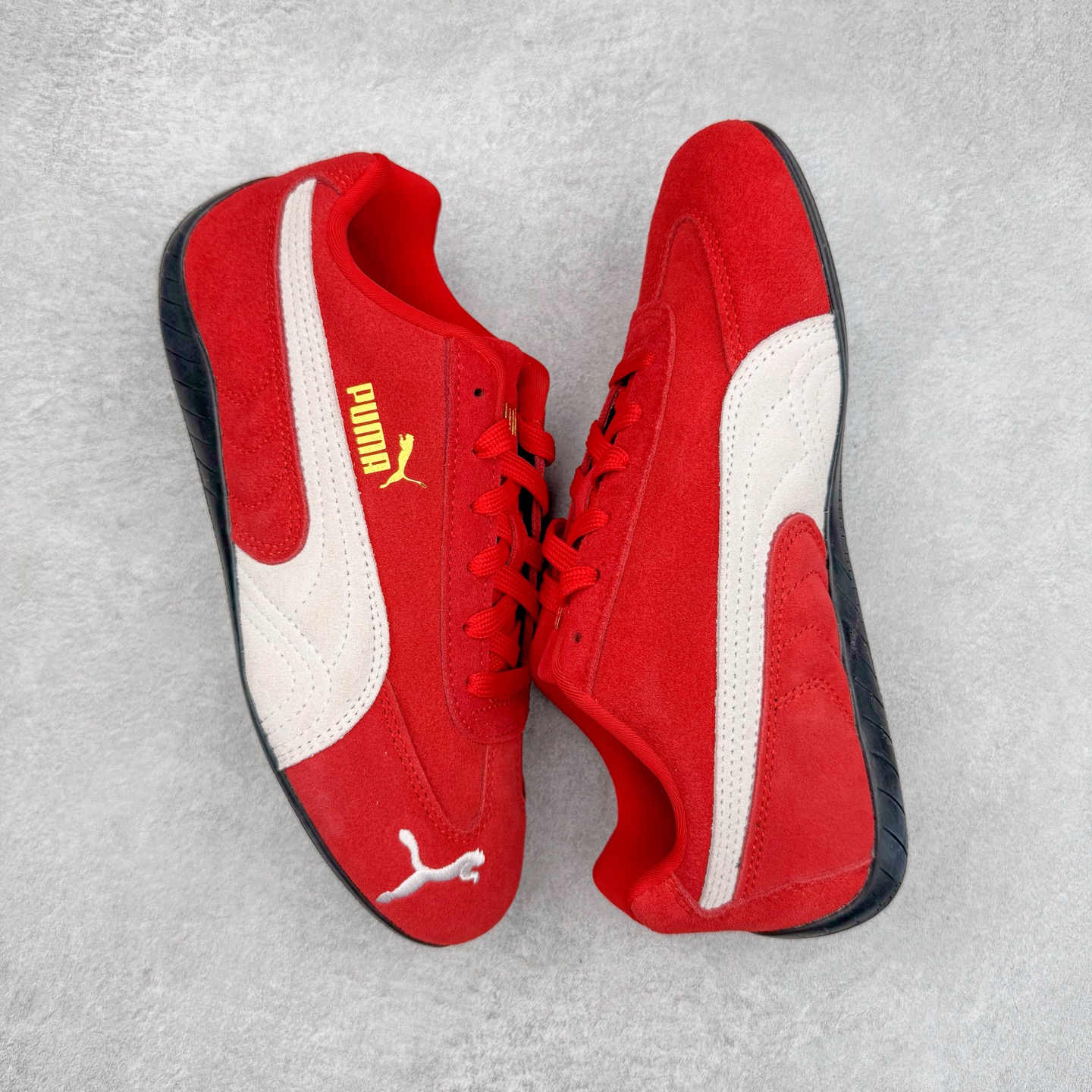 图片[3]-＃CS纯原 PUMA Speedca OG 彪马极速赛车系列低帮德训风拼接复古百搭休闲运动赛车鞋 鞋款从80、90年代赛车手所穿的防火赛车鞋为原型，鞋身线条模仿了赛车的流线廓形，体现了空气动力学原理的结构。简约流畅的外观，恰好又和贯穿其中的Formstrip Logo融合恰到好处，视觉上细节丰富且协调。本次Speedcat OG鞋款归来，最大看点自然式保留了窄版鞋型以及薄底构造。这两年各品牌鞋底越做越厚，Speedcat反其道而行之，上脚几乎无鞋底的效果带来耳目一新的视觉体验。鞋面依旧是以质感细腻的麂皮材质打造，并且大面积近乎全包裹的使用，复古味道也愈发浓烈。配色上更是将最原始的黑色和红色带回，向F1赛车队的标志性队服致敬。相信让各位一眼种草的更多是出挑的大红色，上脚即可瞬间点亮整体造型，在以球鞋为核心的OOTD中脱颖而出。而另一款黑色则是低调的万金油，彰显新潮个性的同时又不喧宾夺主，也是热爱简约系穿搭朋友的首选。 尺码：36 37 37.5 38 38.5 39 40 40.5 41 42 42.5 43 44 44.5 45 46-选品中心