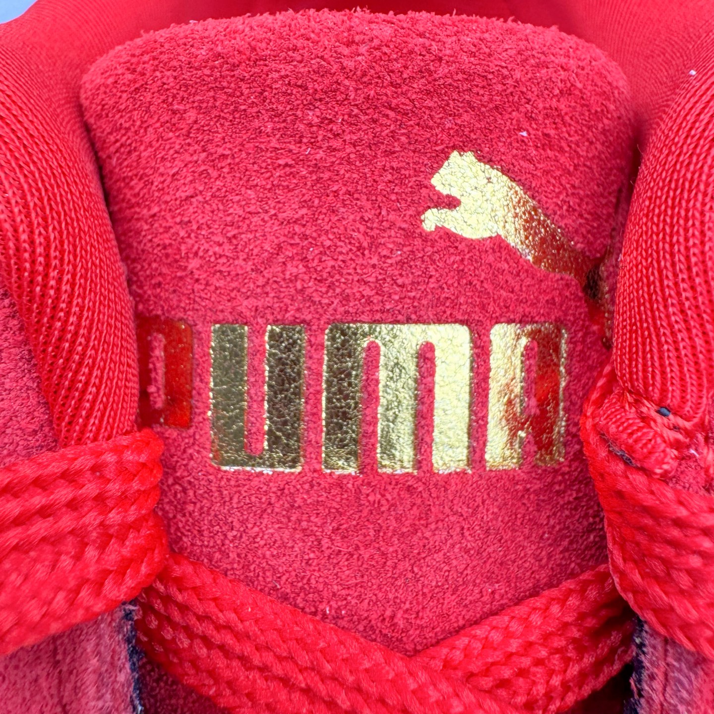 图片[17]-＃CS纯原 PUMA Speedca OG 彪马极速赛车系列低帮德训风拼接复古百搭休闲运动赛车鞋 鞋款从80、90年代赛车手所穿的防火赛车鞋为原型，鞋身线条模仿了赛车的流线廓形，体现了空气动力学原理的结构。简约流畅的外观，恰好又和贯穿其中的Formstrip Logo融合恰到好处，视觉上细节丰富且协调。本次Speedcat OG鞋款归来，最大看点自然式保留了窄版鞋型以及薄底构造。这两年各品牌鞋底越做越厚，Speedcat反其道而行之，上脚几乎无鞋底的效果带来耳目一新的视觉体验。鞋面依旧是以质感细腻的麂皮材质打造，并且大面积近乎全包裹的使用，复古味道也愈发浓烈。配色上更是将最原始的黑色和红色带回，向F1赛车队的标志性队服致敬。相信让各位一眼种草的更多是出挑的大红色，上脚即可瞬间点亮整体造型，在以球鞋为核心的OOTD中脱颖而出。而另一款黑色则是低调的万金油，彰显新潮个性的同时又不喧宾夺主，也是热爱简约系穿搭朋友的首选。 尺码：36 37 37.5 38 38.5 39 40 40.5 41 42 42.5 43 44 44.5 45 46-选品中心
