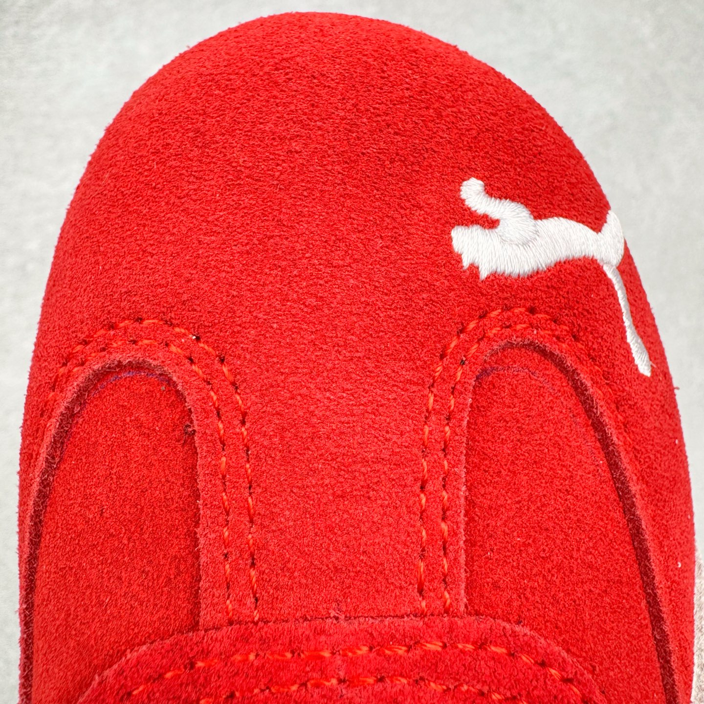 图片[14]-＃CS纯原 PUMA Speedca OG 彪马极速赛车系列低帮德训风拼接复古百搭休闲运动赛车鞋 鞋款从80、90年代赛车手所穿的防火赛车鞋为原型，鞋身线条模仿了赛车的流线廓形，体现了空气动力学原理的结构。简约流畅的外观，恰好又和贯穿其中的Formstrip Logo融合恰到好处，视觉上细节丰富且协调。本次Speedcat OG鞋款归来，最大看点自然式保留了窄版鞋型以及薄底构造。这两年各品牌鞋底越做越厚，Speedcat反其道而行之，上脚几乎无鞋底的效果带来耳目一新的视觉体验。鞋面依旧是以质感细腻的麂皮材质打造，并且大面积近乎全包裹的使用，复古味道也愈发浓烈。配色上更是将最原始的黑色和红色带回，向F1赛车队的标志性队服致敬。相信让各位一眼种草的更多是出挑的大红色，上脚即可瞬间点亮整体造型，在以球鞋为核心的OOTD中脱颖而出。而另一款黑色则是低调的万金油，彰显新潮个性的同时又不喧宾夺主，也是热爱简约系穿搭朋友的首选。 尺码：36 37 37.5 38 38.5 39 40 40.5 41 42 42.5 43 44 44.5 45 46-选品中心