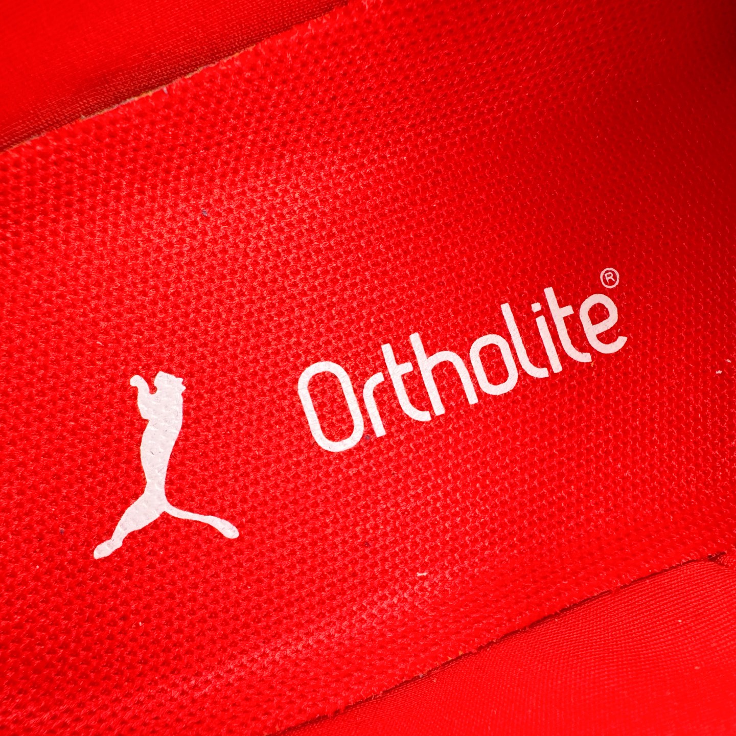 图片[19]-＃CS纯原 PUMA Speedca OG 彪马极速赛车系列低帮德训风拼接复古百搭休闲运动赛车鞋 鞋款从80、90年代赛车手所穿的防火赛车鞋为原型，鞋身线条模仿了赛车的流线廓形，体现了空气动力学原理的结构。简约流畅的外观，恰好又和贯穿其中的Formstrip Logo融合恰到好处，视觉上细节丰富且协调。本次Speedcat OG鞋款归来，最大看点自然式保留了窄版鞋型以及薄底构造。这两年各品牌鞋底越做越厚，Speedcat反其道而行之，上脚几乎无鞋底的效果带来耳目一新的视觉体验。鞋面依旧是以质感细腻的麂皮材质打造，并且大面积近乎全包裹的使用，复古味道也愈发浓烈。配色上更是将最原始的黑色和红色带回，向F1赛车队的标志性队服致敬。相信让各位一眼种草的更多是出挑的大红色，上脚即可瞬间点亮整体造型，在以球鞋为核心的OOTD中脱颖而出。而另一款黑色则是低调的万金油，彰显新潮个性的同时又不喧宾夺主，也是热爱简约系穿搭朋友的首选。 尺码：36 37 37.5 38 38.5 39 40 40.5 41 42 42.5 43 44 44.5 45 46-选品中心