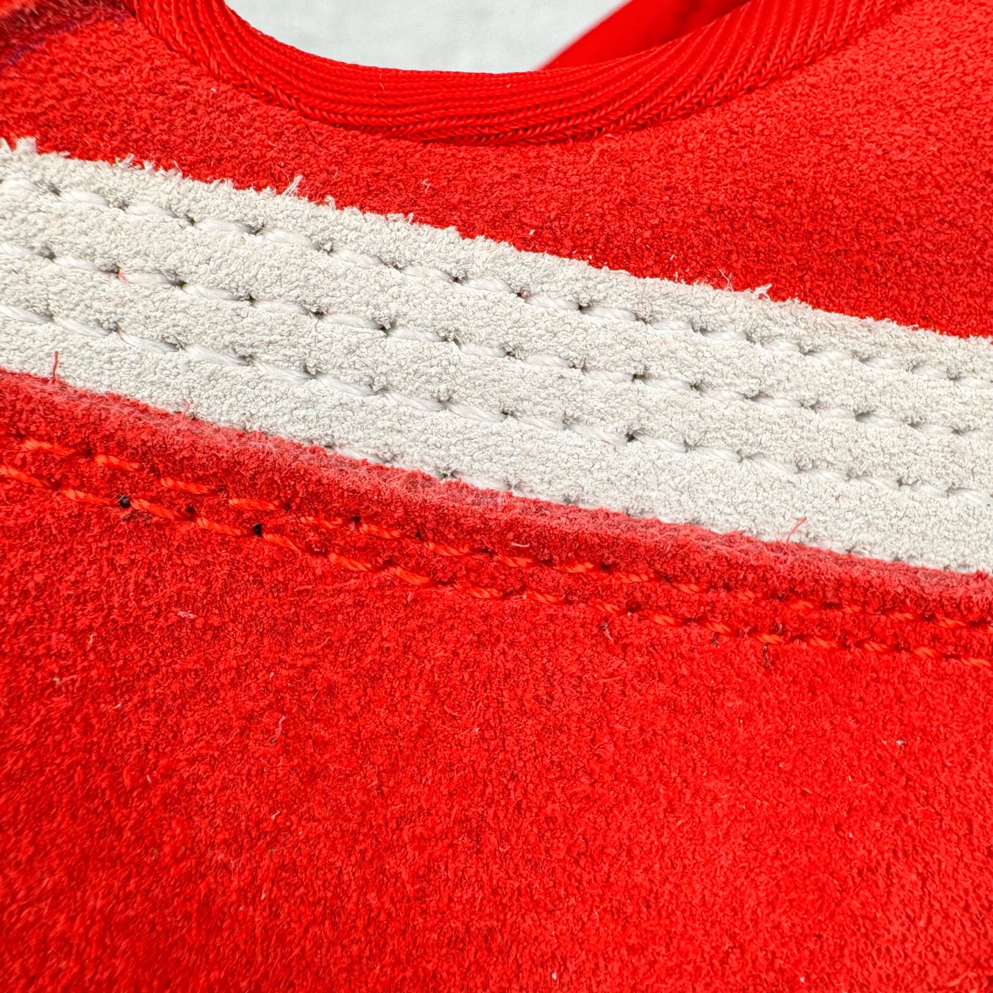 图片[13]-＃CS纯原 PUMA Speedca OG 彪马极速赛车系列低帮德训风拼接复古百搭休闲运动赛车鞋 鞋款从80、90年代赛车手所穿的防火赛车鞋为原型，鞋身线条模仿了赛车的流线廓形，体现了空气动力学原理的结构。简约流畅的外观，恰好又和贯穿其中的Formstrip Logo融合恰到好处，视觉上细节丰富且协调。本次Speedcat OG鞋款归来，最大看点自然式保留了窄版鞋型以及薄底构造。这两年各品牌鞋底越做越厚，Speedcat反其道而行之，上脚几乎无鞋底的效果带来耳目一新的视觉体验。鞋面依旧是以质感细腻的麂皮材质打造，并且大面积近乎全包裹的使用，复古味道也愈发浓烈。配色上更是将最原始的黑色和红色带回，向F1赛车队的标志性队服致敬。相信让各位一眼种草的更多是出挑的大红色，上脚即可瞬间点亮整体造型，在以球鞋为核心的OOTD中脱颖而出。而另一款黑色则是低调的万金油，彰显新潮个性的同时又不喧宾夺主，也是热爱简约系穿搭朋友的首选。 尺码：36 37 37.5 38 38.5 39 40 40.5 41 42 42.5 43 44 44.5 45 46-选品中心