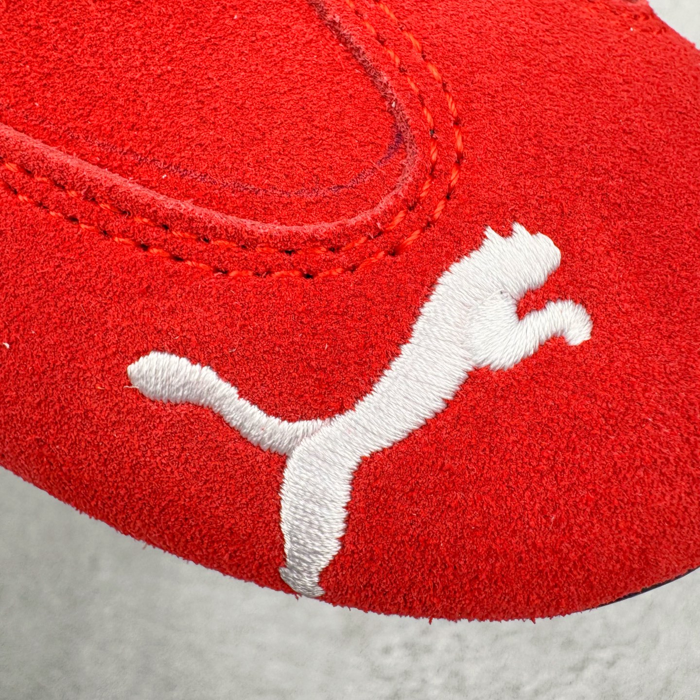 图片[15]-＃CS纯原 PUMA Speedca OG 彪马极速赛车系列低帮德训风拼接复古百搭休闲运动赛车鞋 鞋款从80、90年代赛车手所穿的防火赛车鞋为原型，鞋身线条模仿了赛车的流线廓形，体现了空气动力学原理的结构。简约流畅的外观，恰好又和贯穿其中的Formstrip Logo融合恰到好处，视觉上细节丰富且协调。本次Speedcat OG鞋款归来，最大看点自然式保留了窄版鞋型以及薄底构造。这两年各品牌鞋底越做越厚，Speedcat反其道而行之，上脚几乎无鞋底的效果带来耳目一新的视觉体验。鞋面依旧是以质感细腻的麂皮材质打造，并且大面积近乎全包裹的使用，复古味道也愈发浓烈。配色上更是将最原始的黑色和红色带回，向F1赛车队的标志性队服致敬。相信让各位一眼种草的更多是出挑的大红色，上脚即可瞬间点亮整体造型，在以球鞋为核心的OOTD中脱颖而出。而另一款黑色则是低调的万金油，彰显新潮个性的同时又不喧宾夺主，也是热爱简约系穿搭朋友的首选。 尺码：36 37 37.5 38 38.5 39 40 40.5 41 42 42.5 43 44 44.5 45 46-选品中心