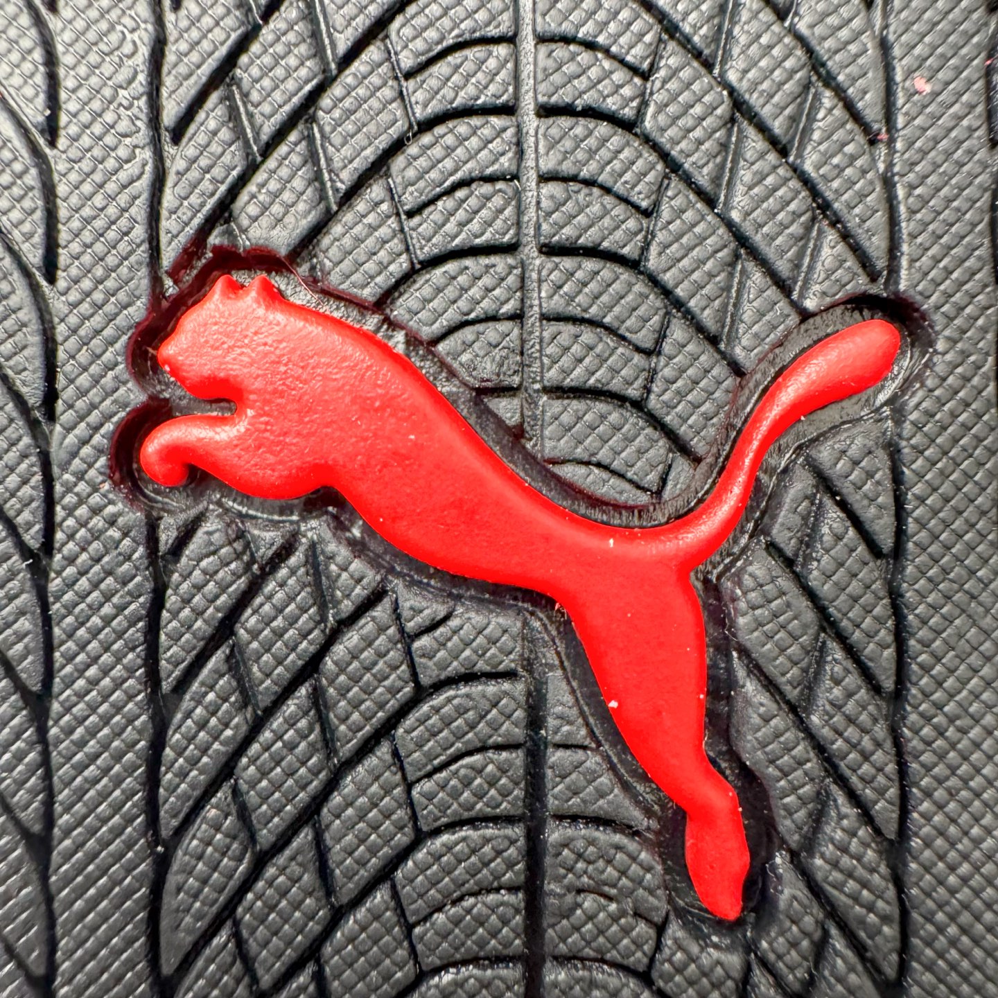 图片[11]-＃CS纯原 PUMA Speedca OG 彪马极速赛车系列低帮德训风拼接复古百搭休闲运动赛车鞋 鞋款从80、90年代赛车手所穿的防火赛车鞋为原型，鞋身线条模仿了赛车的流线廓形，体现了空气动力学原理的结构。简约流畅的外观，恰好又和贯穿其中的Formstrip Logo融合恰到好处，视觉上细节丰富且协调。本次Speedcat OG鞋款归来，最大看点自然式保留了窄版鞋型以及薄底构造。这两年各品牌鞋底越做越厚，Speedcat反其道而行之，上脚几乎无鞋底的效果带来耳目一新的视觉体验。鞋面依旧是以质感细腻的麂皮材质打造，并且大面积近乎全包裹的使用，复古味道也愈发浓烈。配色上更是将最原始的黑色和红色带回，向F1赛车队的标志性队服致敬。相信让各位一眼种草的更多是出挑的大红色，上脚即可瞬间点亮整体造型，在以球鞋为核心的OOTD中脱颖而出。而另一款黑色则是低调的万金油，彰显新潮个性的同时又不喧宾夺主，也是热爱简约系穿搭朋友的首选。 尺码：36 37 37.5 38 38.5 39 40 40.5 41 42 42.5 43 44 44.5 45 46-选品中心