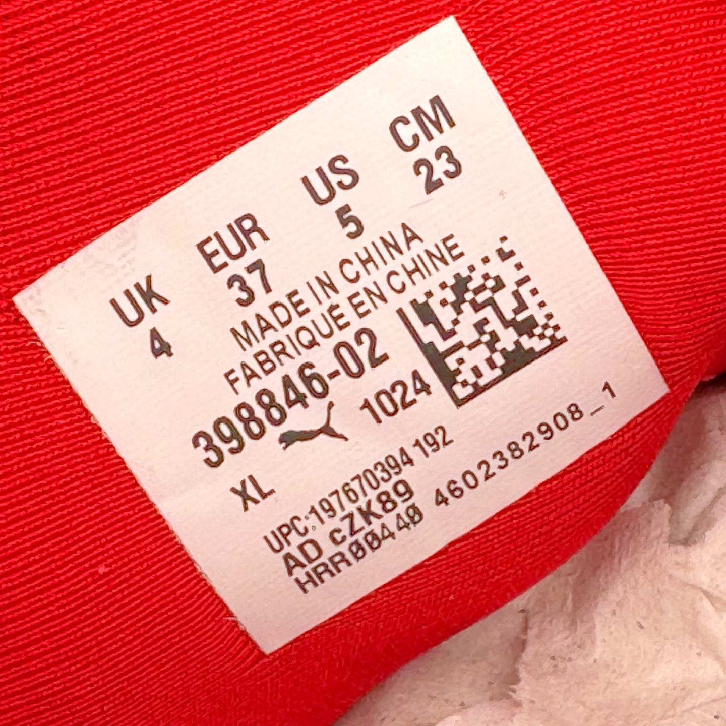 图片[18]-＃CS纯原 PUMA Speedca OG 彪马极速赛车系列低帮德训风拼接复古百搭休闲运动赛车鞋 鞋款从80、90年代赛车手所穿的防火赛车鞋为原型，鞋身线条模仿了赛车的流线廓形，体现了空气动力学原理的结构。简约流畅的外观，恰好又和贯穿其中的Formstrip Logo融合恰到好处，视觉上细节丰富且协调。本次Speedcat OG鞋款归来，最大看点自然式保留了窄版鞋型以及薄底构造。这两年各品牌鞋底越做越厚，Speedcat反其道而行之，上脚几乎无鞋底的效果带来耳目一新的视觉体验。鞋面依旧是以质感细腻的麂皮材质打造，并且大面积近乎全包裹的使用，复古味道也愈发浓烈。配色上更是将最原始的黑色和红色带回，向F1赛车队的标志性队服致敬。相信让各位一眼种草的更多是出挑的大红色，上脚即可瞬间点亮整体造型，在以球鞋为核心的OOTD中脱颖而出。而另一款黑色则是低调的万金油，彰显新潮个性的同时又不喧宾夺主，也是热爱简约系穿搭朋友的首选。 尺码：36 37 37.5 38 38.5 39 40 40.5 41 42 42.5 43 44 44.5 45 46-选品中心