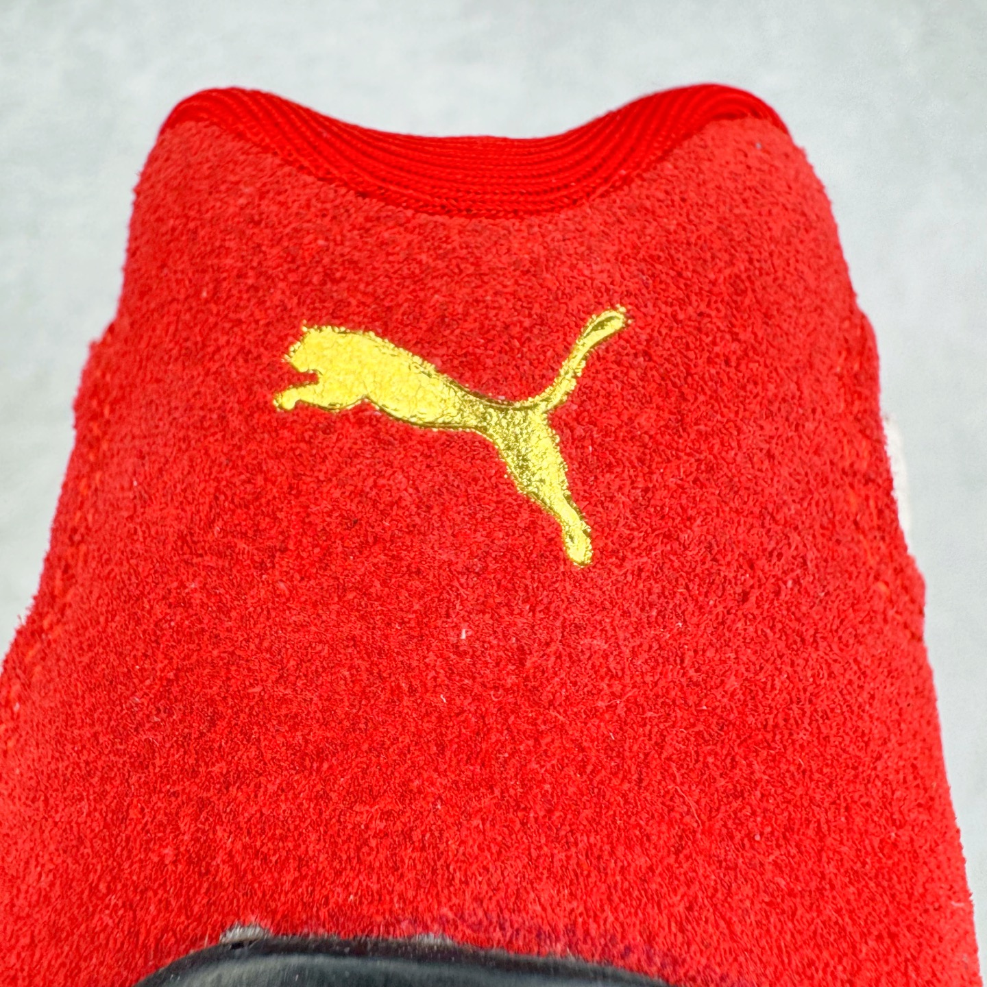 图片[10]-＃CS纯原 PUMA Speedca OG 彪马极速赛车系列低帮德训风拼接复古百搭休闲运动赛车鞋 鞋款从80、90年代赛车手所穿的防火赛车鞋为原型，鞋身线条模仿了赛车的流线廓形，体现了空气动力学原理的结构。简约流畅的外观，恰好又和贯穿其中的Formstrip Logo融合恰到好处，视觉上细节丰富且协调。本次Speedcat OG鞋款归来，最大看点自然式保留了窄版鞋型以及薄底构造。这两年各品牌鞋底越做越厚，Speedcat反其道而行之，上脚几乎无鞋底的效果带来耳目一新的视觉体验。鞋面依旧是以质感细腻的麂皮材质打造，并且大面积近乎全包裹的使用，复古味道也愈发浓烈。配色上更是将最原始的黑色和红色带回，向F1赛车队的标志性队服致敬。相信让各位一眼种草的更多是出挑的大红色，上脚即可瞬间点亮整体造型，在以球鞋为核心的OOTD中脱颖而出。而另一款黑色则是低调的万金油，彰显新潮个性的同时又不喧宾夺主，也是热爱简约系穿搭朋友的首选。 尺码：36 37 37.5 38 38.5 39 40 40.5 41 42 42.5 43 44 44.5 45 46-选品中心