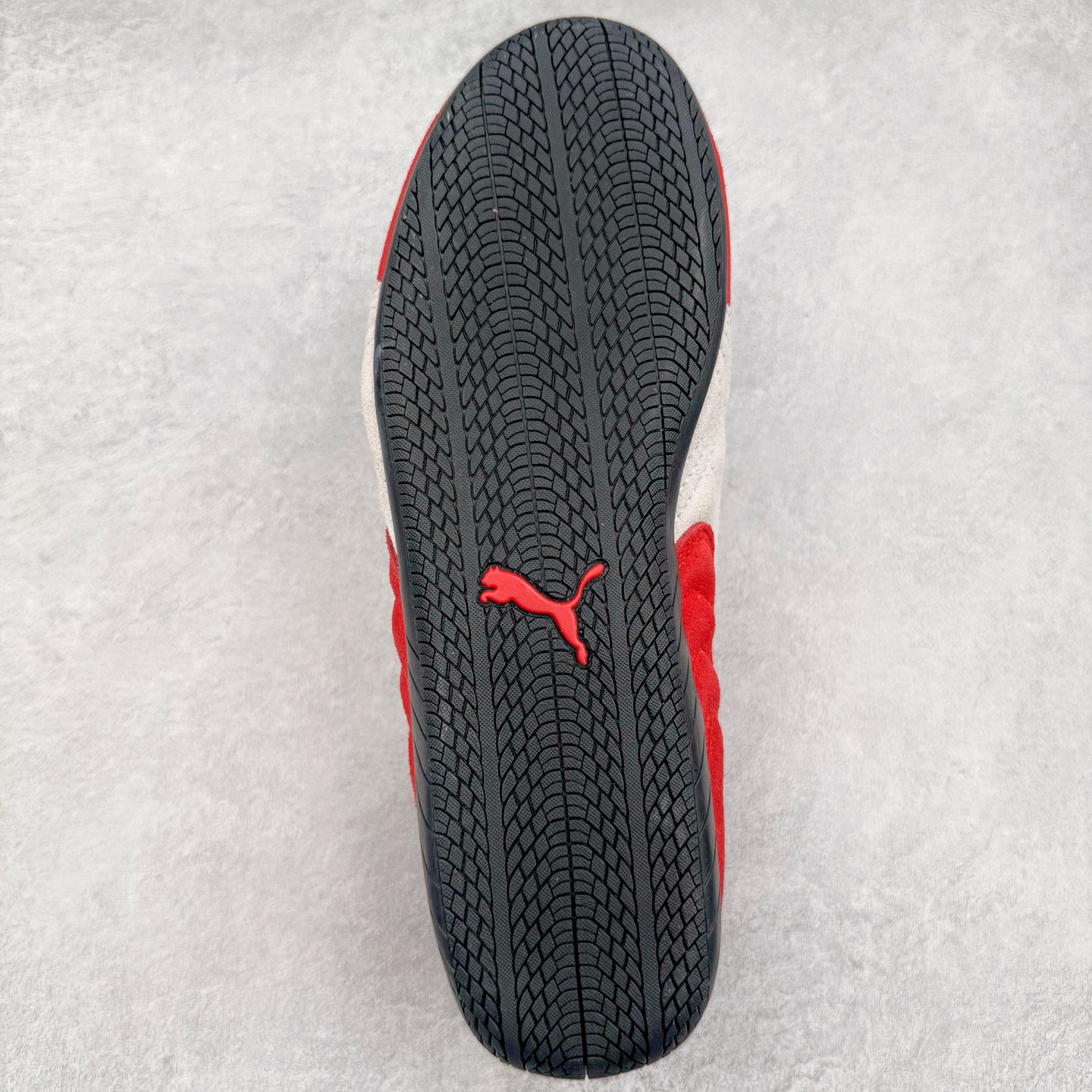 图片[9]-＃CS纯原 PUMA Speedca OG 彪马极速赛车系列低帮德训风拼接复古百搭休闲运动赛车鞋 鞋款从80、90年代赛车手所穿的防火赛车鞋为原型，鞋身线条模仿了赛车的流线廓形，体现了空气动力学原理的结构。简约流畅的外观，恰好又和贯穿其中的Formstrip Logo融合恰到好处，视觉上细节丰富且协调。本次Speedcat OG鞋款归来，最大看点自然式保留了窄版鞋型以及薄底构造。这两年各品牌鞋底越做越厚，Speedcat反其道而行之，上脚几乎无鞋底的效果带来耳目一新的视觉体验。鞋面依旧是以质感细腻的麂皮材质打造，并且大面积近乎全包裹的使用，复古味道也愈发浓烈。配色上更是将最原始的黑色和红色带回，向F1赛车队的标志性队服致敬。相信让各位一眼种草的更多是出挑的大红色，上脚即可瞬间点亮整体造型，在以球鞋为核心的OOTD中脱颖而出。而另一款黑色则是低调的万金油，彰显新潮个性的同时又不喧宾夺主，也是热爱简约系穿搭朋友的首选。 尺码：36 37 37.5 38 38.5 39 40 40.5 41 42 42.5 43 44 44.5 45 46-选品中心