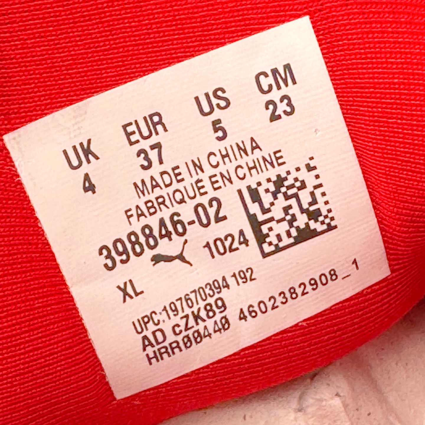 图片[21]-＃CS纯原 PUMA Speedca OG 彪马极速赛车系列低帮德训风拼接复古百搭休闲运动赛车鞋 鞋款从80、90年代赛车手所穿的防火赛车鞋为原型，鞋身线条模仿了赛车的流线廓形，体现了空气动力学原理的结构。简约流畅的外观，恰好又和贯穿其中的Formstrip Logo融合恰到好处，视觉上细节丰富且协调。本次Speedcat OG鞋款归来，最大看点自然式保留了窄版鞋型以及薄底构造。这两年各品牌鞋底越做越厚，Speedcat反其道而行之，上脚几乎无鞋底的效果带来耳目一新的视觉体验。鞋面依旧是以质感细腻的麂皮材质打造，并且大面积近乎全包裹的使用，复古味道也愈发浓烈。配色上更是将最原始的黑色和红色带回，向F1赛车队的标志性队服致敬。相信让各位一眼种草的更多是出挑的大红色，上脚即可瞬间点亮整体造型，在以球鞋为核心的OOTD中脱颖而出。而另一款黑色则是低调的万金油，彰显新潮个性的同时又不喧宾夺主，也是热爱简约系穿搭朋友的首选。 尺码：36 37 37.5 38 38.5 39 40 40.5 41 42 42.5 43 44 44.5 45 46-选品中心