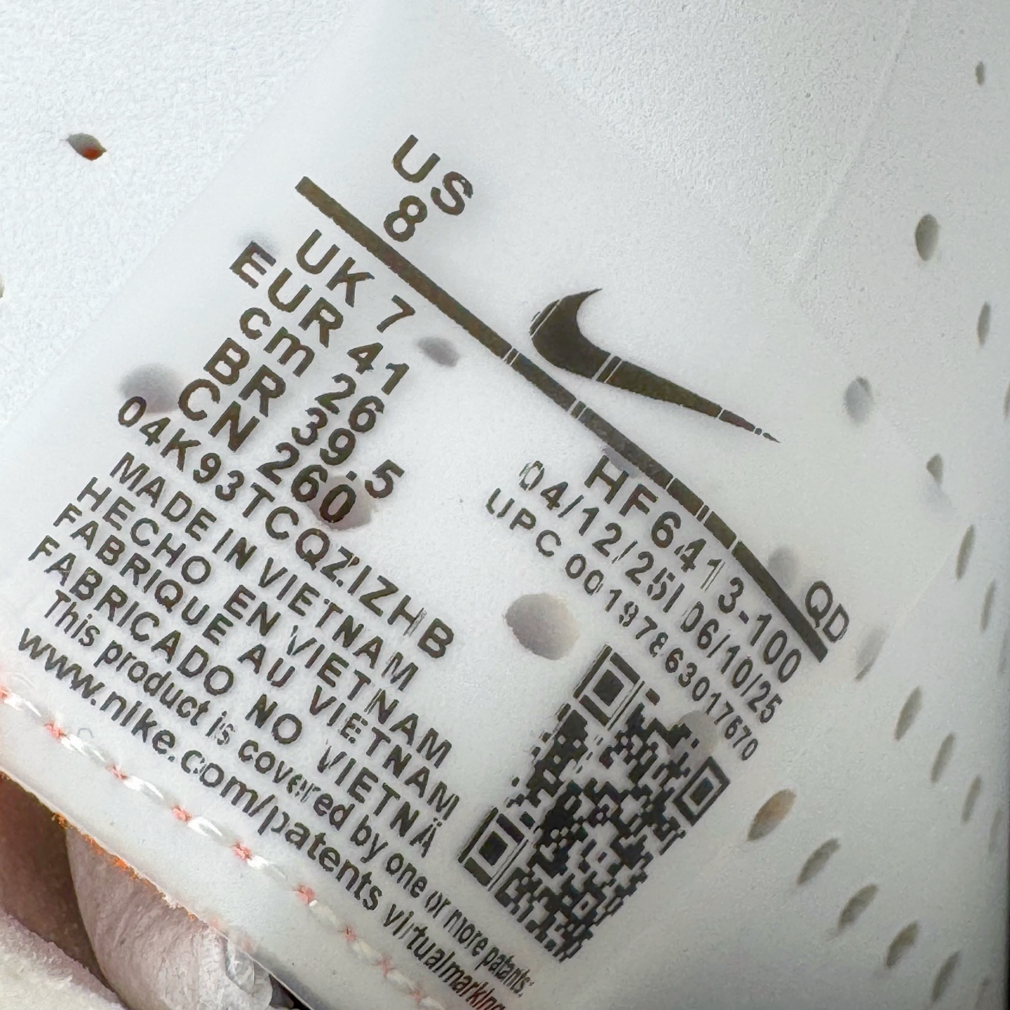 图片[10]-NK VAPORFLY 4 柔软舒适防滑耐磨低帮 马拉松休闲跑步鞋 HF6413-100 Vaporfly 系列以速度和效率而闻名，仍然是竞技跑步者的首选。这款新版本秉承了其以性能为导向的传统，同时添加了新的设计元素。Vaporfly 4 Proto 采用帆色工程网眼鞋面，确保轻盈支撑和增强透气性。大胆的黑色 Swoosh 与中性底色形成鲜明对比，而鞋舌和鞋跟拉环上的金属银色点缀则增添了高级感。这种性能与风格的融合展示了 Nike 对细节的关注。穿孔鞋垫上出现 Total Orange 亮点，增添了活力。这种大胆的色调也出现在堆叠 ZoomX 泡沫中底上，旨在提供卓越的能量回馈。中底包括碳纤维 Flyplate，旨在推动跑步者每一步向前。外侧鞋跟上的手写代码使鞋子具有原型灵感的外观。最后，耐用的黑色橡胶外底确保在各种跑步条件下提供可靠的牵引力。Vaporfly 4 Proto 采用尖端技术和现代设计，专为专业跑步者打造。无论您是在为马拉松训练还是在寻找下一双比赛鞋，这款产品都能兼具性能和时尚感。尺码：36 36.5 37.5 38 38.5 39 40 40.5 41 42 42.5 43 44 44.5 45-选品中心