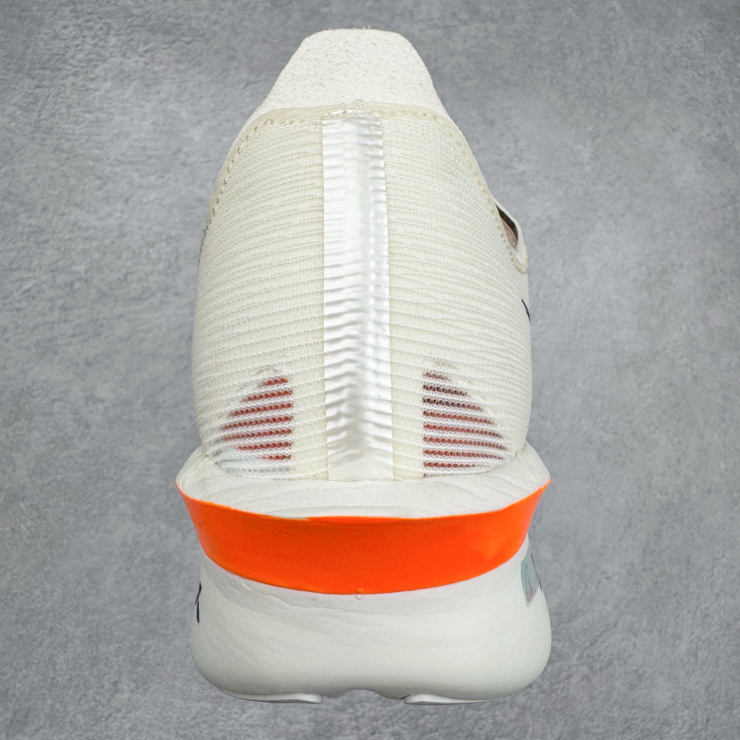 图片[8]-NK VAPORFLY 4 柔软舒适防滑耐磨低帮 马拉松休闲跑步鞋 HF6413-100 Vaporfly 系列以速度和效率而闻名，仍然是竞技跑步者的首选。这款新版本秉承了其以性能为导向的传统，同时添加了新的设计元素。Vaporfly 4 Proto 采用帆色工程网眼鞋面，确保轻盈支撑和增强透气性。大胆的黑色 Swoosh 与中性底色形成鲜明对比，而鞋舌和鞋跟拉环上的金属银色点缀则增添了高级感。这种性能与风格的融合展示了 Nike 对细节的关注。穿孔鞋垫上出现 Total Orange 亮点，增添了活力。这种大胆的色调也出现在堆叠 ZoomX 泡沫中底上，旨在提供卓越的能量回馈。中底包括碳纤维 Flyplate，旨在推动跑步者每一步向前。外侧鞋跟上的手写代码使鞋子具有原型灵感的外观。最后，耐用的黑色橡胶外底确保在各种跑步条件下提供可靠的牵引力。Vaporfly 4 Proto 采用尖端技术和现代设计，专为专业跑步者打造。无论您是在为马拉松训练还是在寻找下一双比赛鞋，这款产品都能兼具性能和时尚感。尺码：36 36.5 37.5 38 38.5 39 40 40.5 41 42 42.5 43 44 44.5 45-选品中心