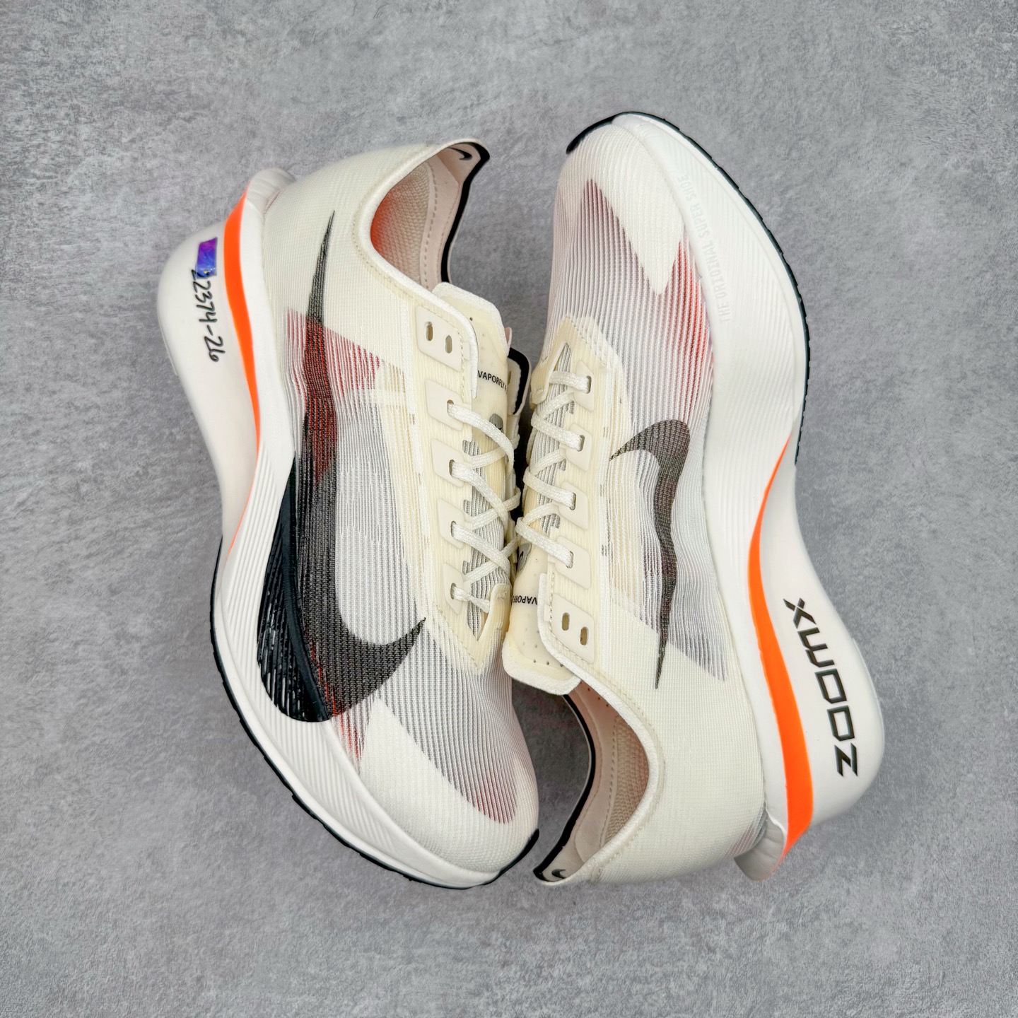 图片[3]-NK VAPORFLY 4 柔软舒适防滑耐磨低帮 马拉松休闲跑步鞋 HF6413-100 Vaporfly 系列以速度和效率而闻名，仍然是竞技跑步者的首选。这款新版本秉承了其以性能为导向的传统，同时添加了新的设计元素。Vaporfly 4 Proto 采用帆色工程网眼鞋面，确保轻盈支撑和增强透气性。大胆的黑色 Swoosh 与中性底色形成鲜明对比，而鞋舌和鞋跟拉环上的金属银色点缀则增添了高级感。这种性能与风格的融合展示了 Nike 对细节的关注。穿孔鞋垫上出现 Total Orange 亮点，增添了活力。这种大胆的色调也出现在堆叠 ZoomX 泡沫中底上，旨在提供卓越的能量回馈。中底包括碳纤维 Flyplate，旨在推动跑步者每一步向前。外侧鞋跟上的手写代码使鞋子具有原型灵感的外观。最后，耐用的黑色橡胶外底确保在各种跑步条件下提供可靠的牵引力。Vaporfly 4 Proto 采用尖端技术和现代设计，专为专业跑步者打造。无论您是在为马拉松训练还是在寻找下一双比赛鞋，这款产品都能兼具性能和时尚感。尺码：36 36.5 37.5 38 38.5 39 40 40.5 41 42 42.5 43 44 44.5 45-选品中心