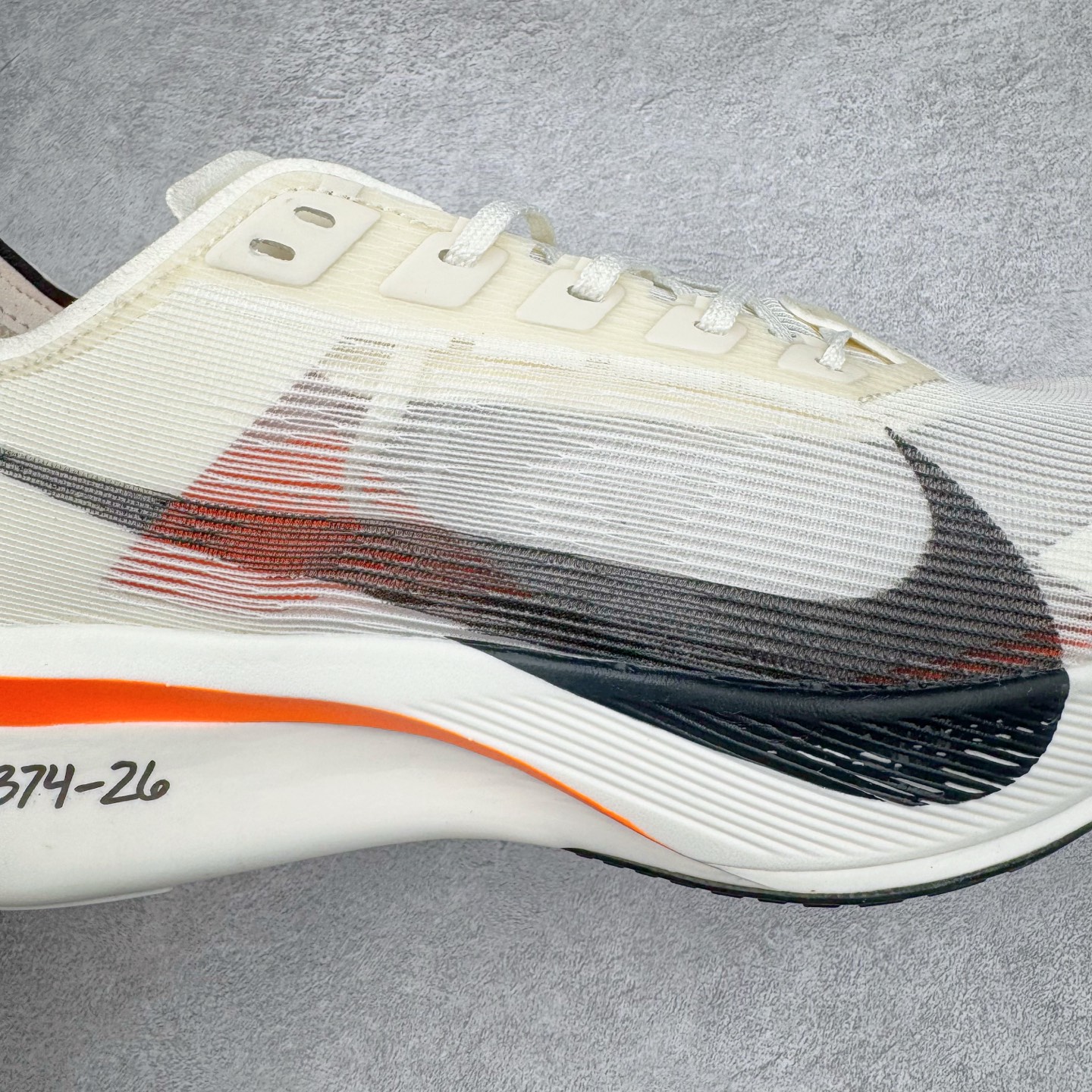 图片[14]-NK VAPORFLY 4 柔软舒适防滑耐磨低帮 马拉松休闲跑步鞋 HF6413-100 Vaporfly 系列以速度和效率而闻名，仍然是竞技跑步者的首选。这款新版本秉承了其以性能为导向的传统，同时添加了新的设计元素。Vaporfly 4 Proto 采用帆色工程网眼鞋面，确保轻盈支撑和增强透气性。大胆的黑色 Swoosh 与中性底色形成鲜明对比，而鞋舌和鞋跟拉环上的金属银色点缀则增添了高级感。这种性能与风格的融合展示了 Nike 对细节的关注。穿孔鞋垫上出现 Total Orange 亮点，增添了活力。这种大胆的色调也出现在堆叠 ZoomX 泡沫中底上，旨在提供卓越的能量回馈。中底包括碳纤维 Flyplate，旨在推动跑步者每一步向前。外侧鞋跟上的手写代码使鞋子具有原型灵感的外观。最后，耐用的黑色橡胶外底确保在各种跑步条件下提供可靠的牵引力。Vaporfly 4 Proto 采用尖端技术和现代设计，专为专业跑步者打造。无论您是在为马拉松训练还是在寻找下一双比赛鞋，这款产品都能兼具性能和时尚感。尺码：36 36.5 37.5 38 38.5 39 40 40.5 41 42 42.5 43 44 44.5 45-选品中心