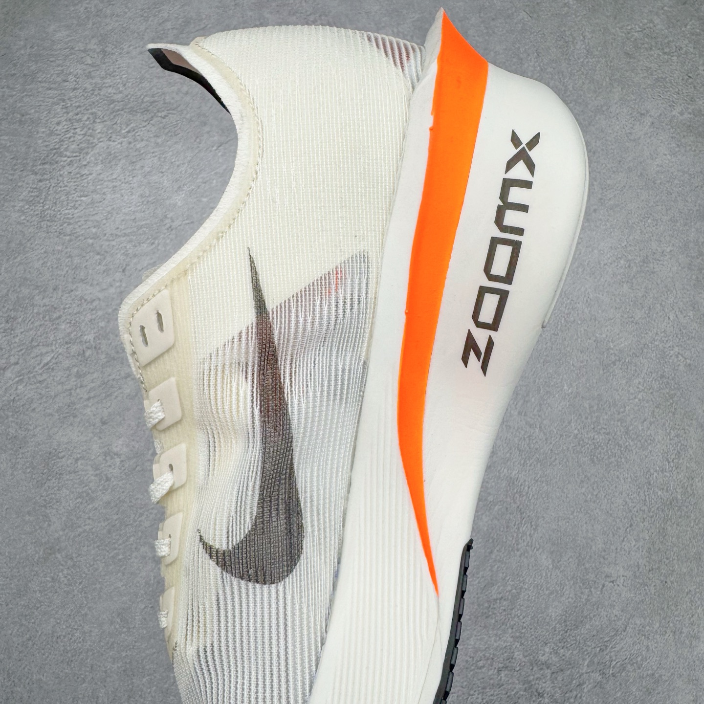 图片[7]-NK VAPORFLY 4 柔软舒适防滑耐磨低帮 马拉松休闲跑步鞋 HF6413-100 Vaporfly 系列以速度和效率而闻名，仍然是竞技跑步者的首选。这款新版本秉承了其以性能为导向的传统，同时添加了新的设计元素。Vaporfly 4 Proto 采用帆色工程网眼鞋面，确保轻盈支撑和增强透气性。大胆的黑色 Swoosh 与中性底色形成鲜明对比，而鞋舌和鞋跟拉环上的金属银色点缀则增添了高级感。这种性能与风格的融合展示了 Nike 对细节的关注。穿孔鞋垫上出现 Total Orange 亮点，增添了活力。这种大胆的色调也出现在堆叠 ZoomX 泡沫中底上，旨在提供卓越的能量回馈。中底包括碳纤维 Flyplate，旨在推动跑步者每一步向前。外侧鞋跟上的手写代码使鞋子具有原型灵感的外观。最后，耐用的黑色橡胶外底确保在各种跑步条件下提供可靠的牵引力。Vaporfly 4 Proto 采用尖端技术和现代设计，专为专业跑步者打造。无论您是在为马拉松训练还是在寻找下一双比赛鞋，这款产品都能兼具性能和时尚感。尺码：36 36.5 37.5 38 38.5 39 40 40.5 41 42 42.5 43 44 44.5 45-选品中心