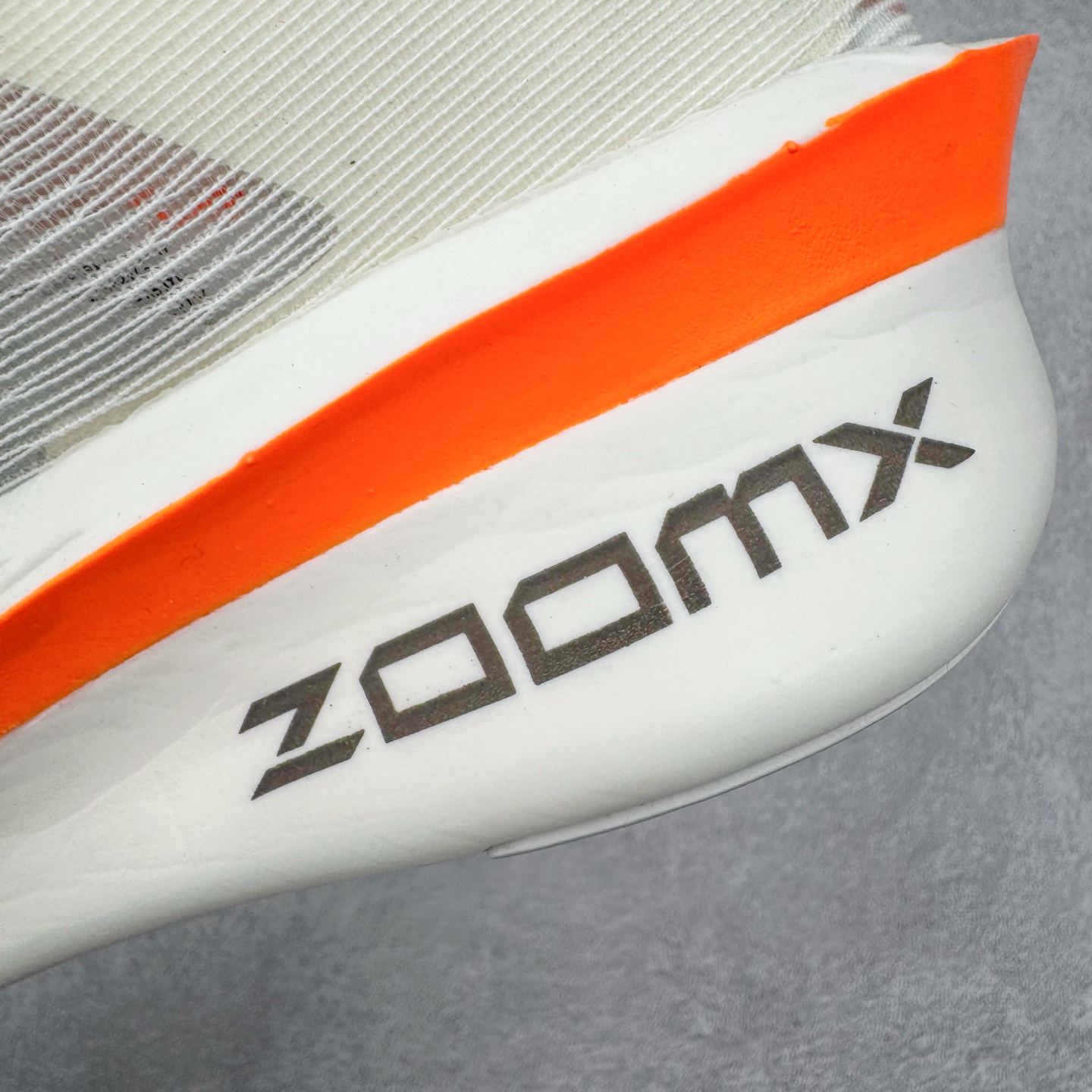 图片[18]-NK VAPORFLY 4 柔软舒适防滑耐磨低帮 马拉松休闲跑步鞋 HF6413-100 Vaporfly 系列以速度和效率而闻名，仍然是竞技跑步者的首选。这款新版本秉承了其以性能为导向的传统，同时添加了新的设计元素。Vaporfly 4 Proto 采用帆色工程网眼鞋面，确保轻盈支撑和增强透气性。大胆的黑色 Swoosh 与中性底色形成鲜明对比，而鞋舌和鞋跟拉环上的金属银色点缀则增添了高级感。这种性能与风格的融合展示了 Nike 对细节的关注。穿孔鞋垫上出现 Total Orange 亮点，增添了活力。这种大胆的色调也出现在堆叠 ZoomX 泡沫中底上，旨在提供卓越的能量回馈。中底包括碳纤维 Flyplate，旨在推动跑步者每一步向前。外侧鞋跟上的手写代码使鞋子具有原型灵感的外观。最后，耐用的黑色橡胶外底确保在各种跑步条件下提供可靠的牵引力。Vaporfly 4 Proto 采用尖端技术和现代设计，专为专业跑步者打造。无论您是在为马拉松训练还是在寻找下一双比赛鞋，这款产品都能兼具性能和时尚感。尺码：36 36.5 37.5 38 38.5 39 40 40.5 41 42 42.5 43 44 44.5 45-选品中心